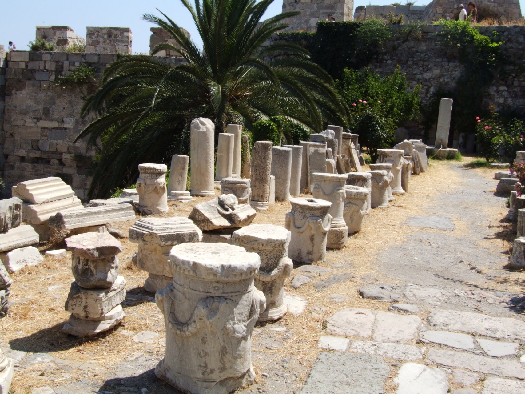 Na terenie twierdzy zgromadzono pokaźną kolekcję kawałków kolumn z całej wyspy