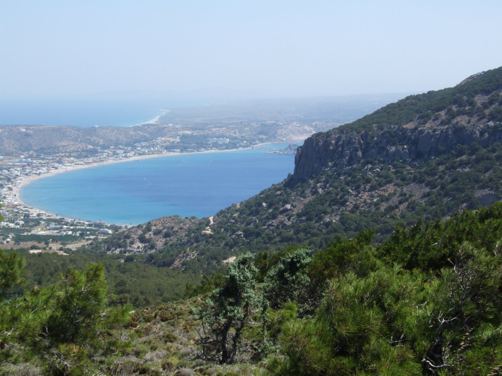 Widok na zatokę Kéfalos i charakterystyczne przewężenie wyspy