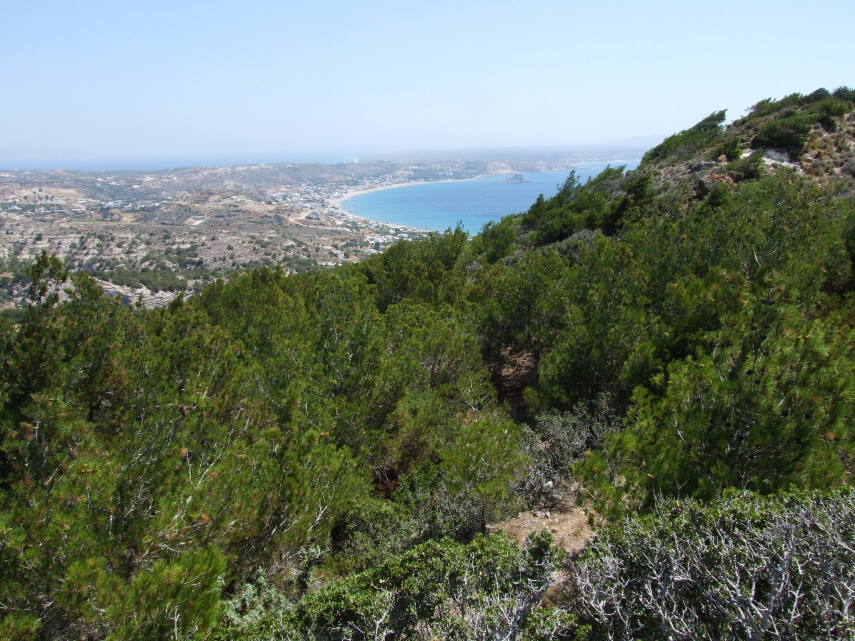 Widok na zatokę Kéfalos i charakterystyczne przewężenie wyspy