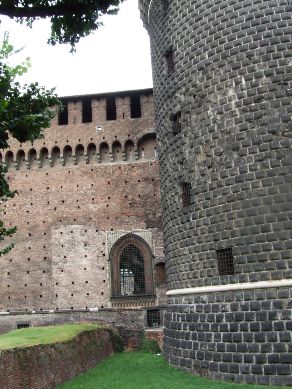 Solidne mury ogromnego zamku chroniły najpotężniejszych władców Mediolanu - klan Sforza