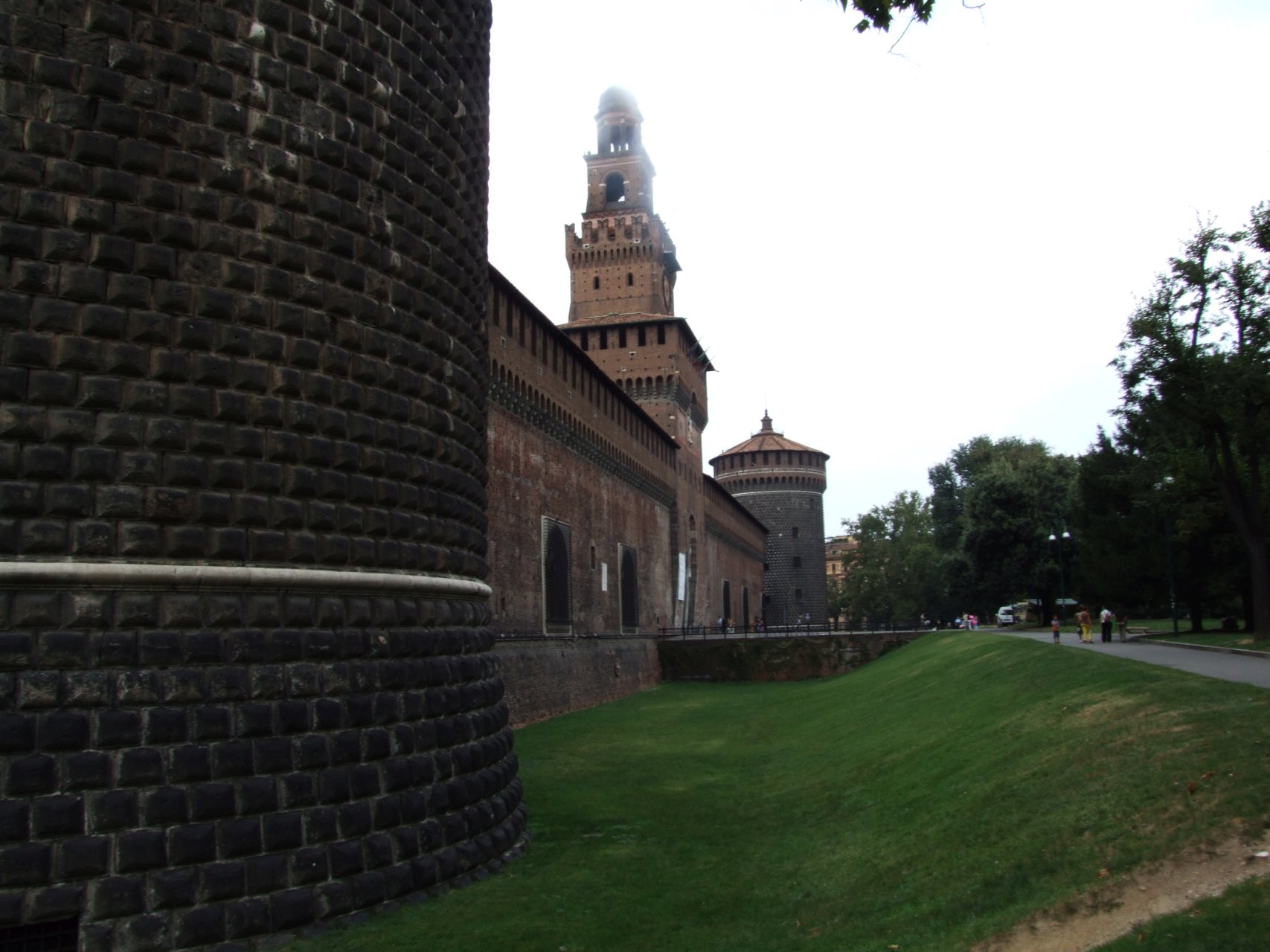Solidne mury ogromnego zamku chroniły najpotężniejszych władców Mediolanu - klan Sforza