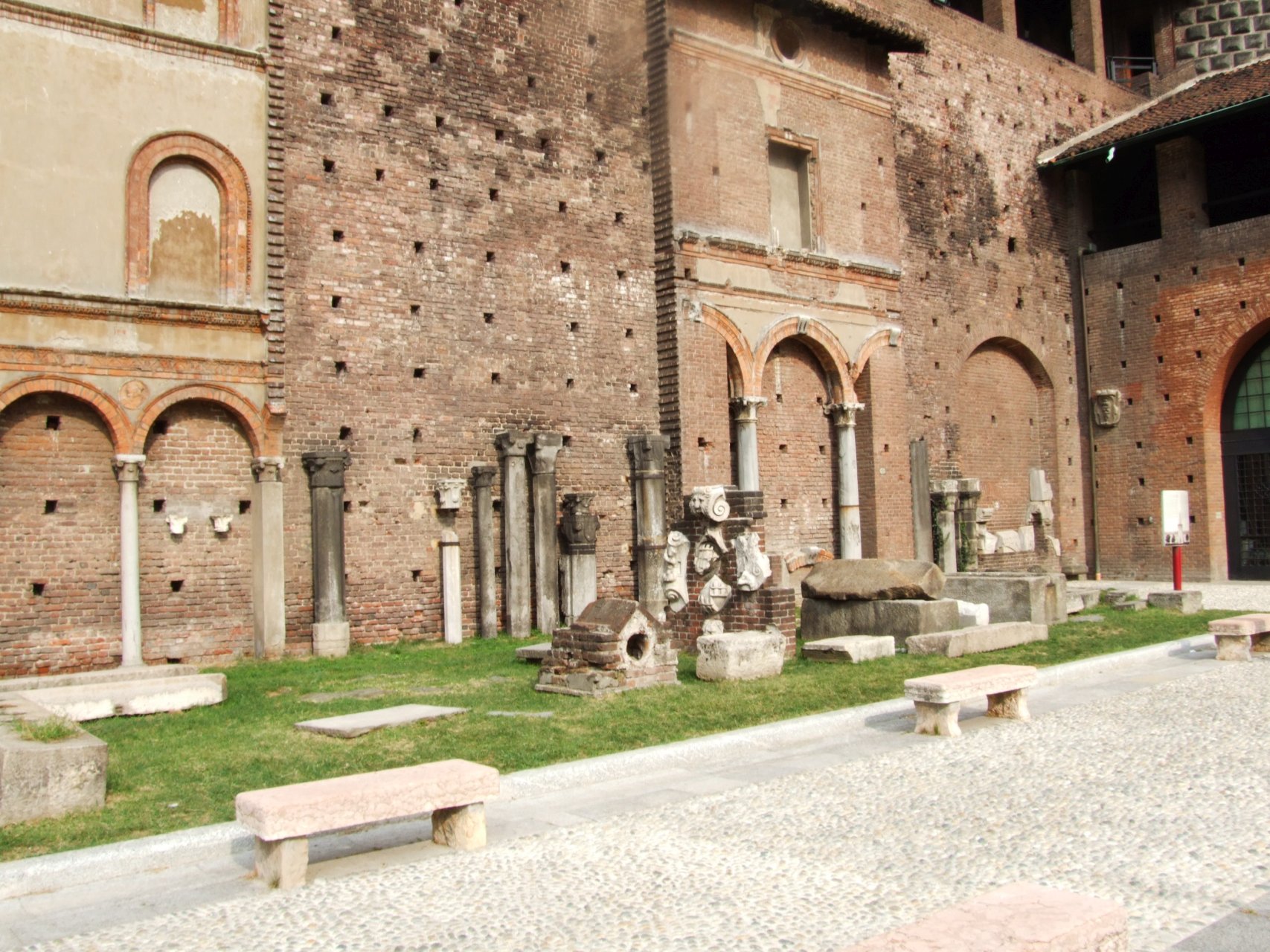 Na dziedzińcu zamczyska zgromadzono kolekcję zabytków z czasów rzymskich