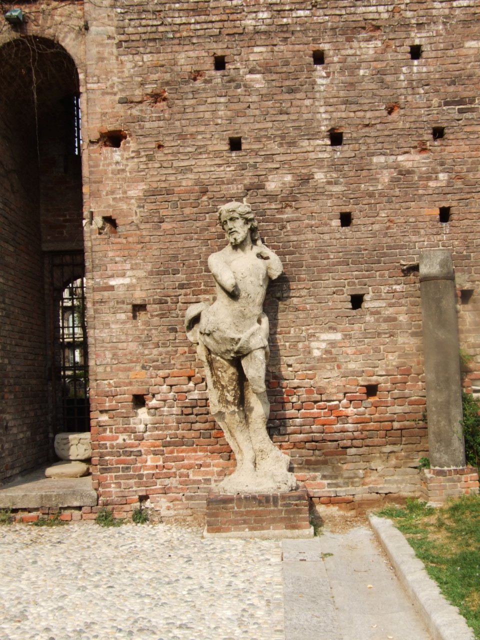 Jedna z wielu stojących na dziedzińcu rzeźb