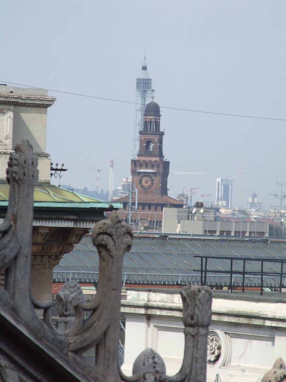 Wieża Castello Sforzesco widziana z dachu katedry