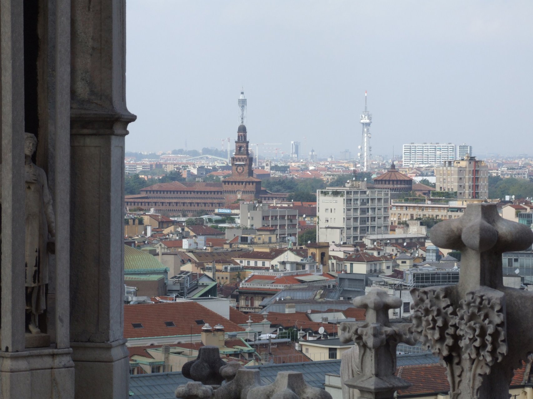 Widok z dachu katedry na miasto (w tle Castello Sforzesco)