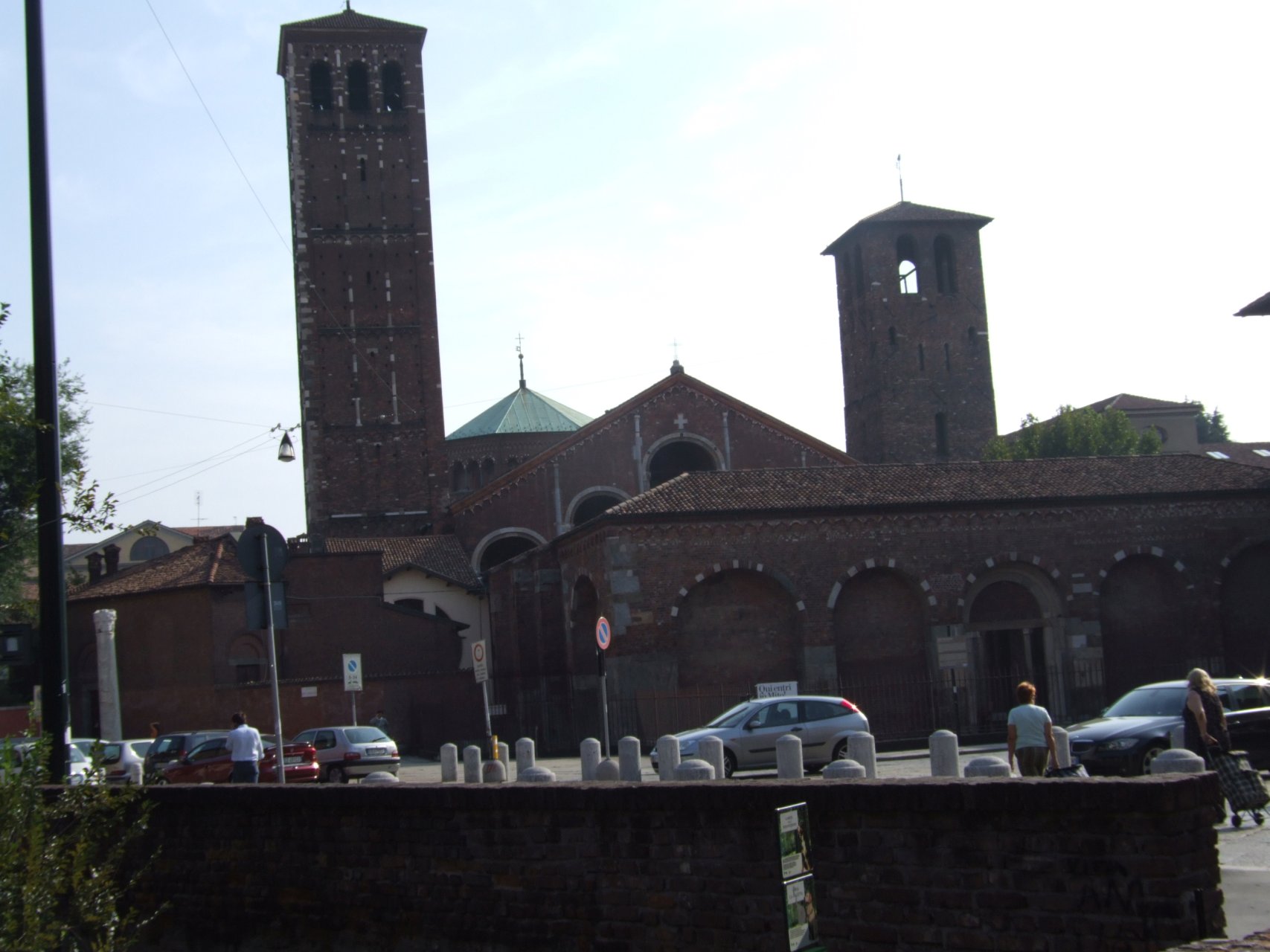 Dwie dzwonnice kościoła Sant'Ambrogio