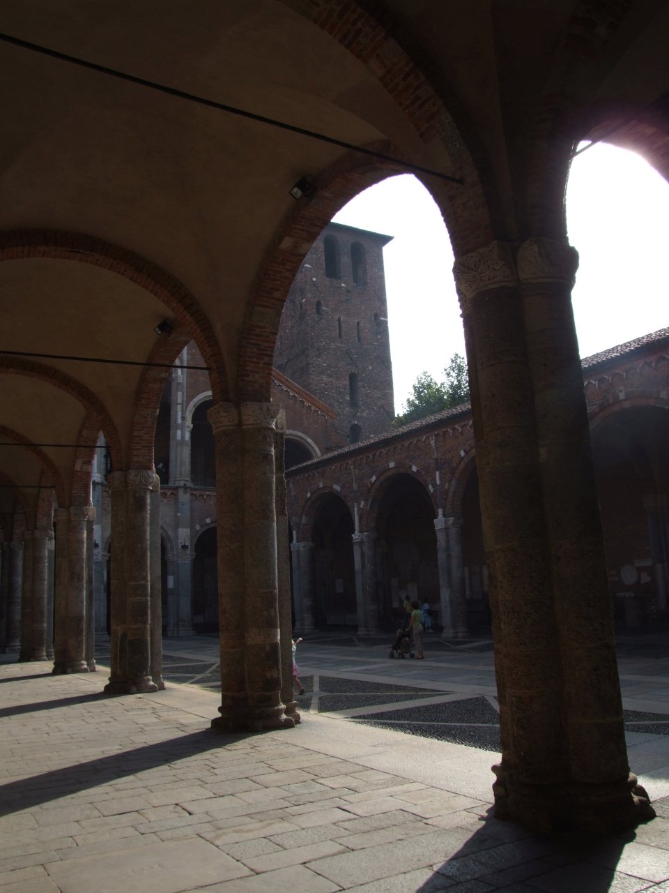Dziedziniec kościoła Saint'Ambrogio otoczony jest przez romańskie krużganki