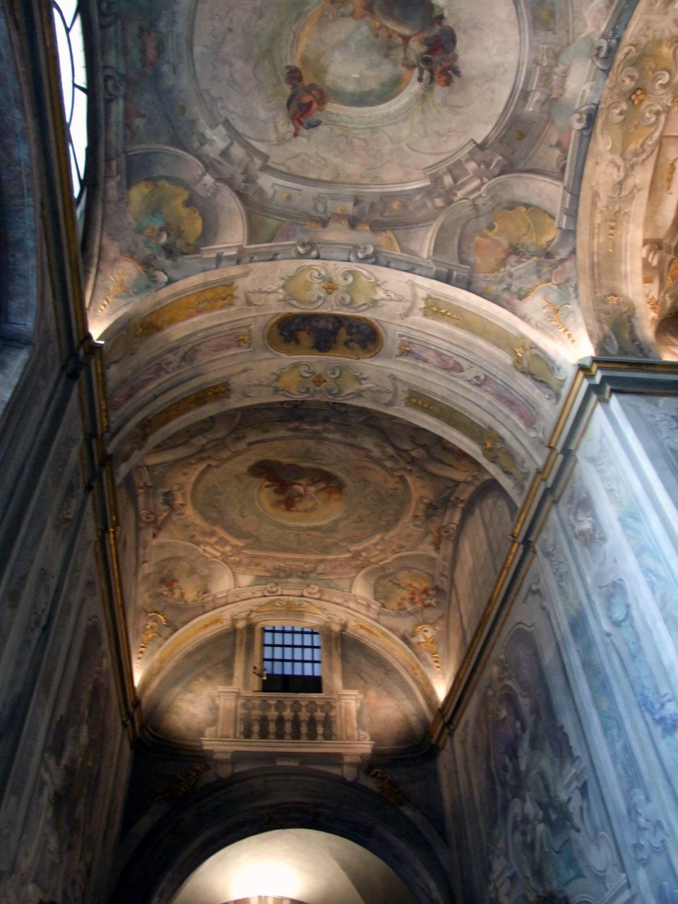 Bogato zdobione sklepienia w jednej z naw kościoła Sant'Ambrogio