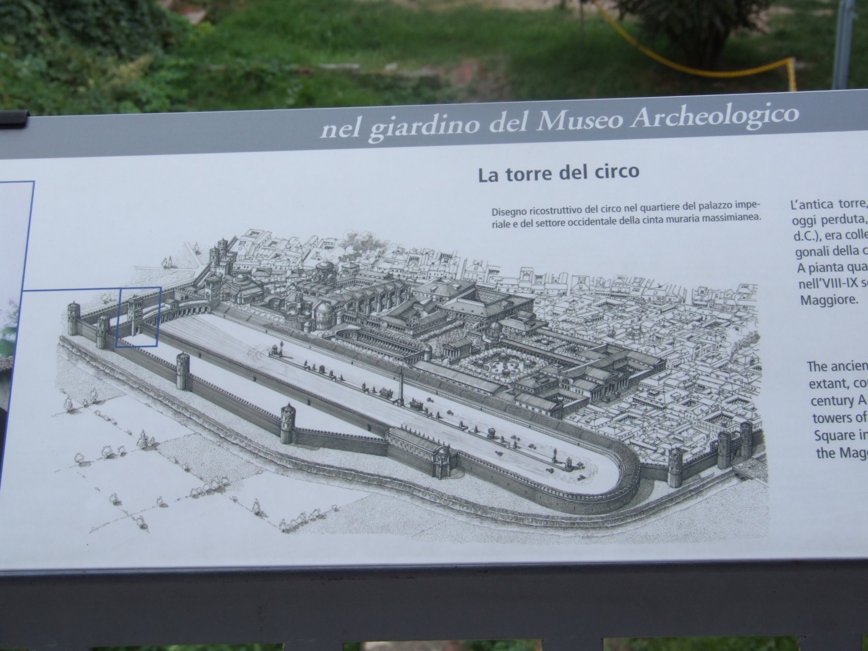 Tablica informacyjna na terenie muzeum archeologicznego