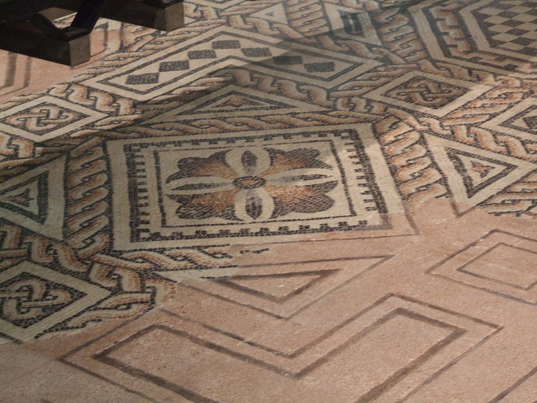 W muzeum archeologicznym zgromadzono pokaźną kolekcję mozaik podłogowych