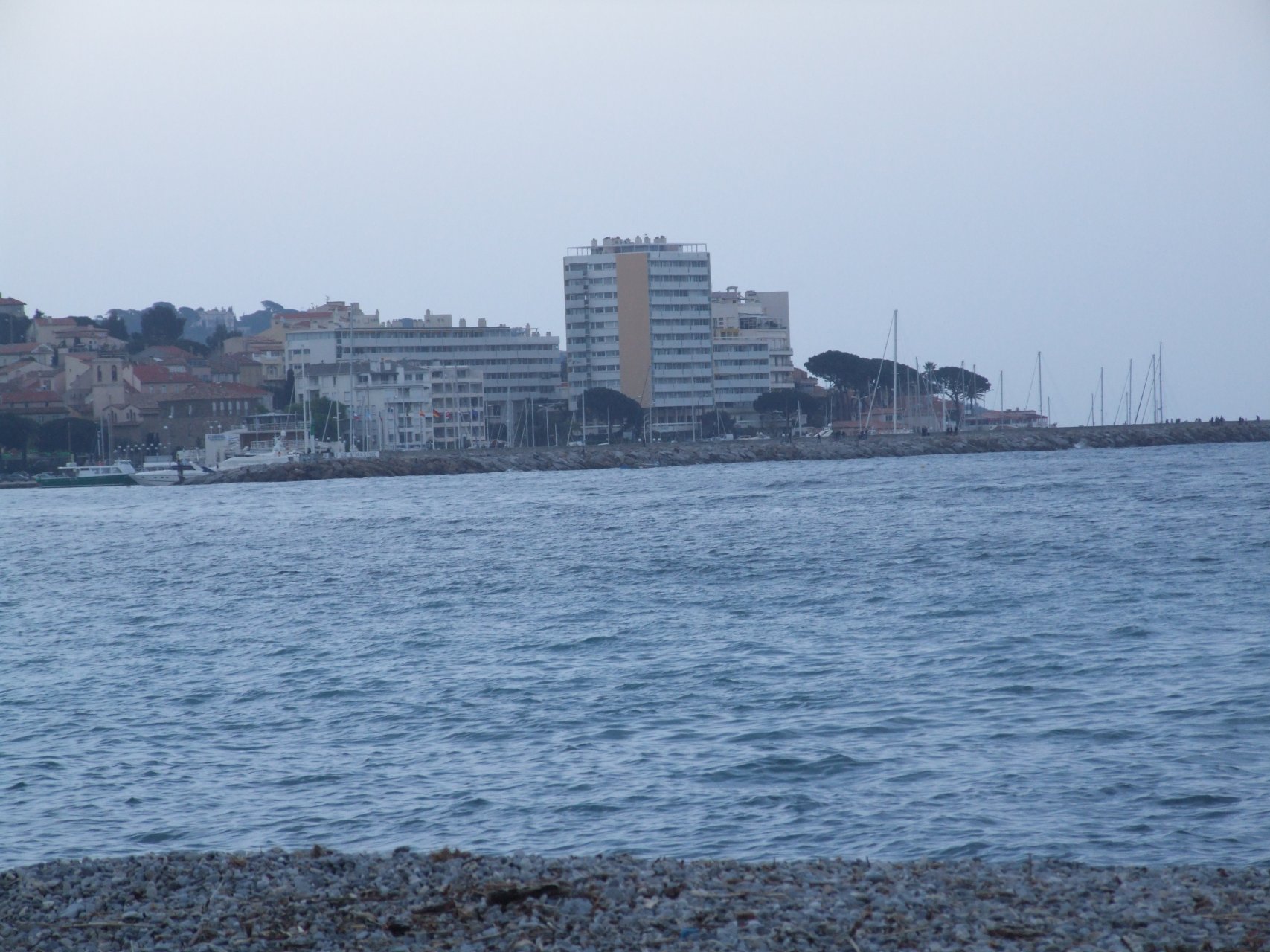 Zatoka Saint-Tropez w pochmurny dzień (w tle Sainte-Maxime)