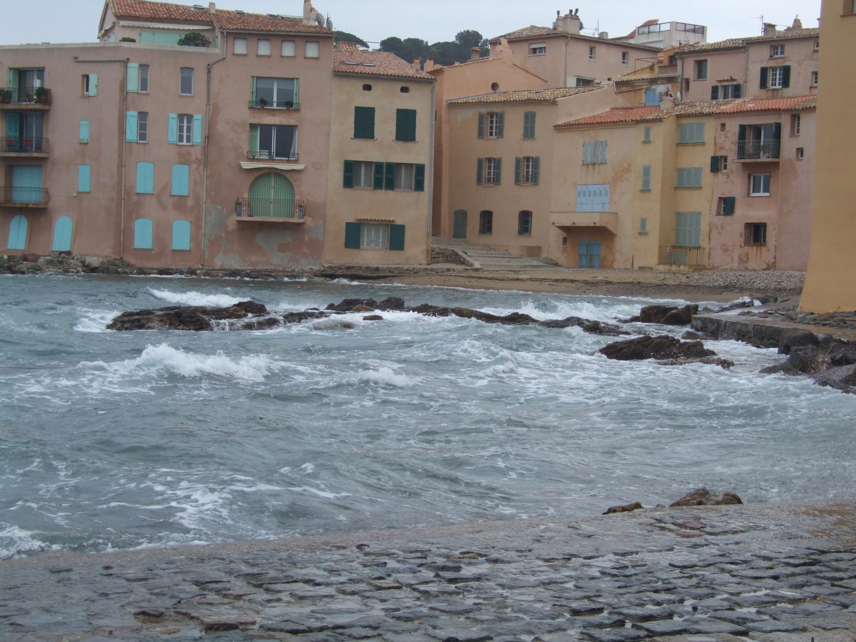 Wzburzone wody zatoki Saint-Tropez