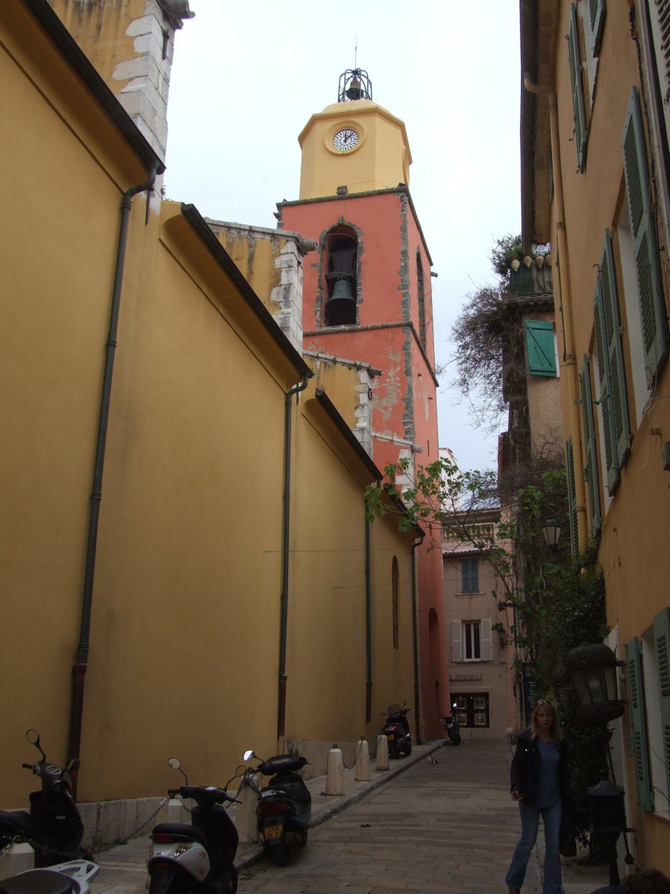 Urokliwe uliczki na Starym Mieście: w tle Chapelle de la Miséricorde