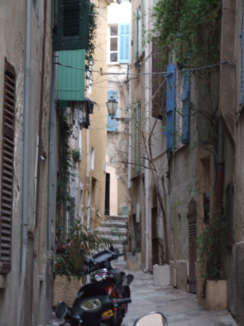 Zapomnienie uliczki w Saint-Tropez