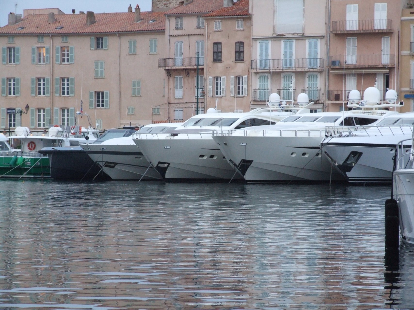 Luksusowe jachty w porcie Saint-Tropez