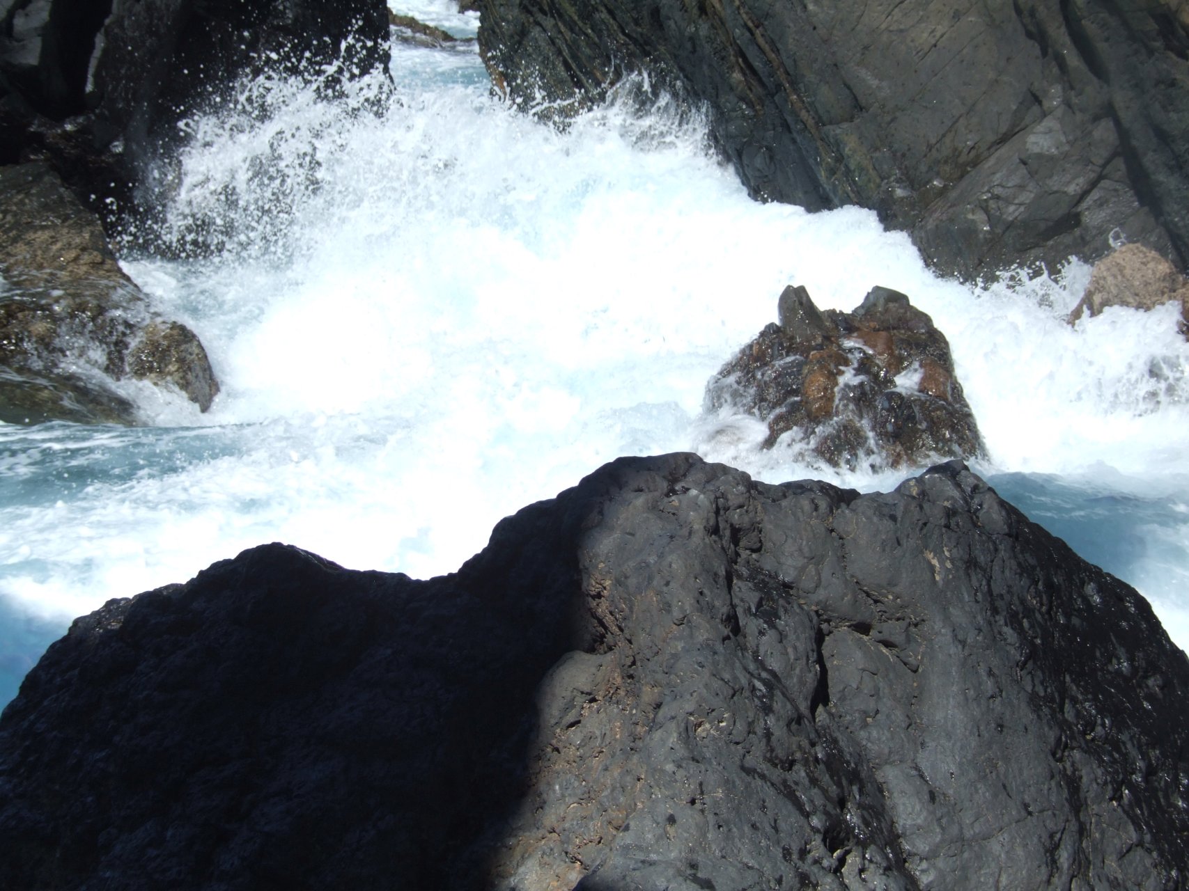 Fale rozbijające się o skalne wybrzeże - niesamowity pokaz sił natury