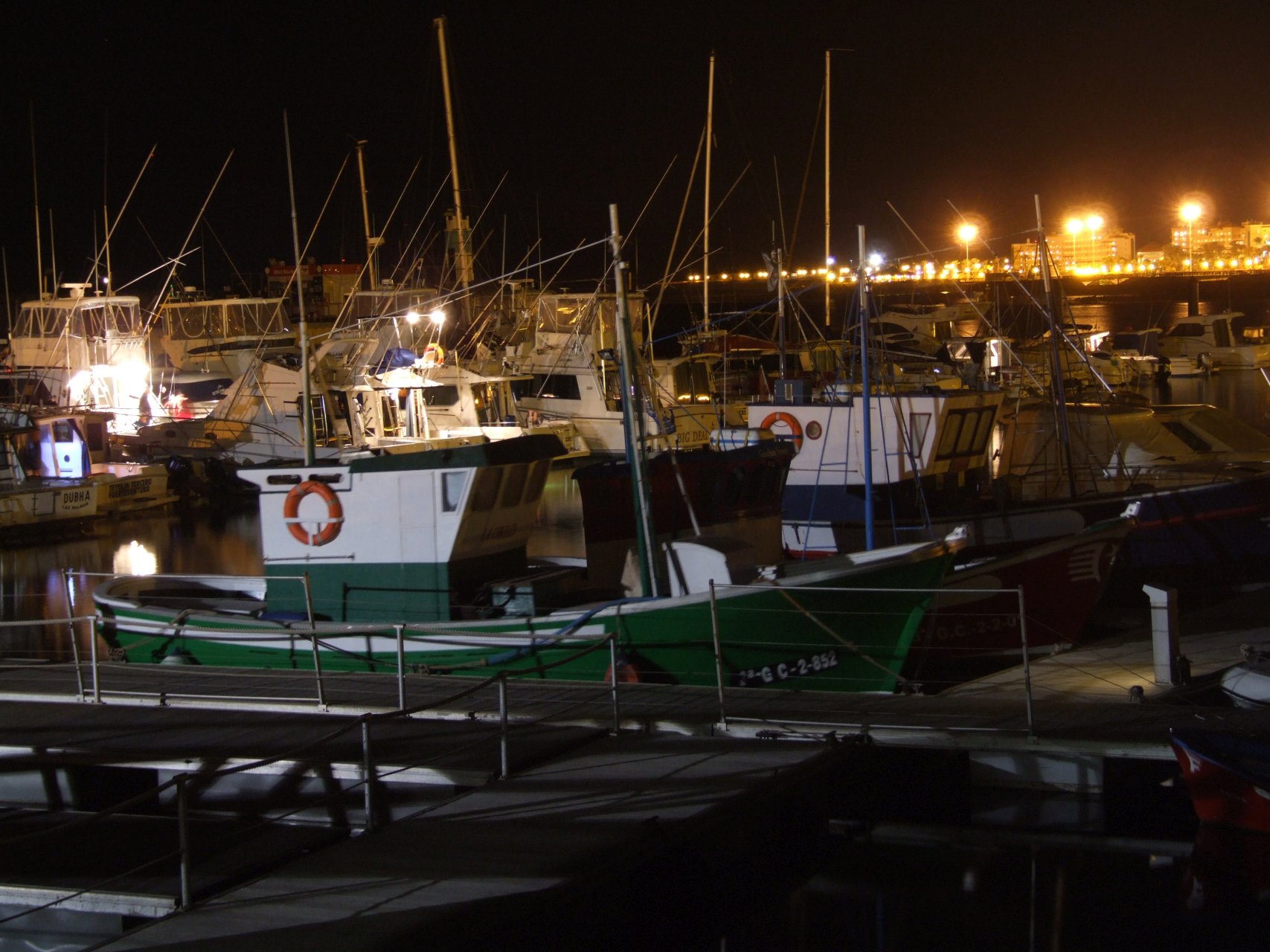 Port w Costa Caleta nocą