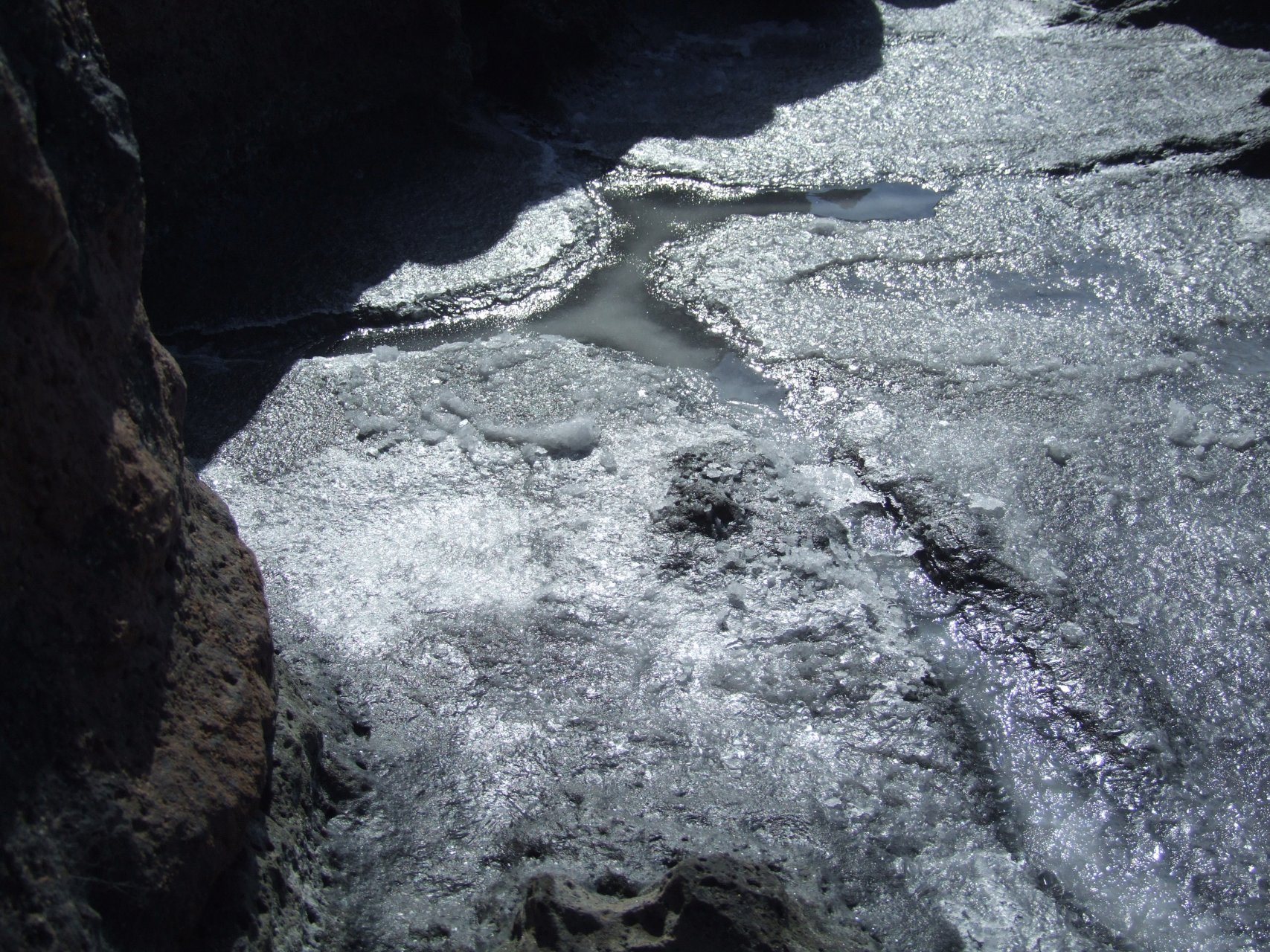 Po odparowaniu wody w szczelinach skalnych pozostaje sól