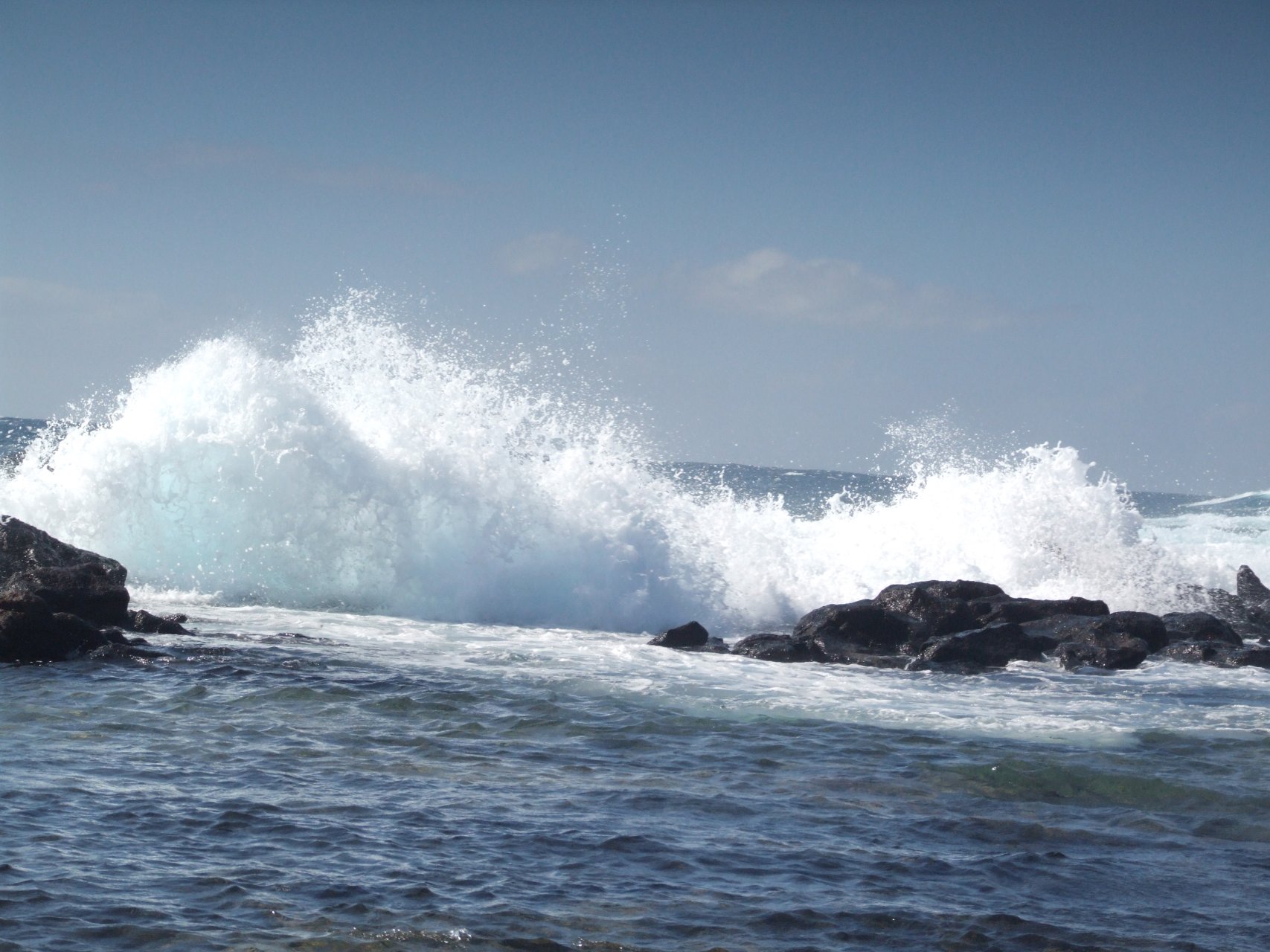 Wzburzony ocean u wybrzeży Costa Caleta