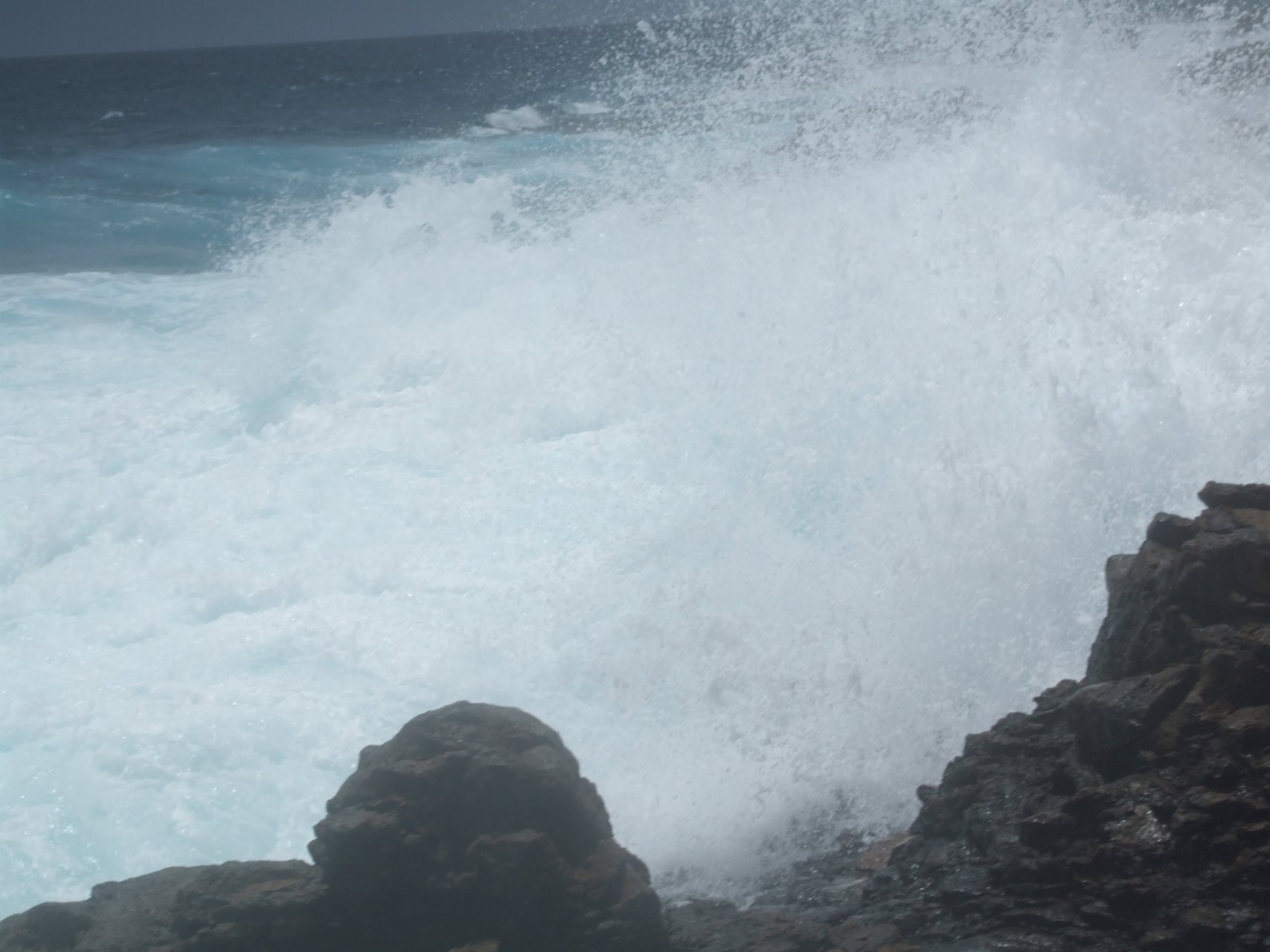 Wzburzony ocean u wybrzeży Costa Caleta