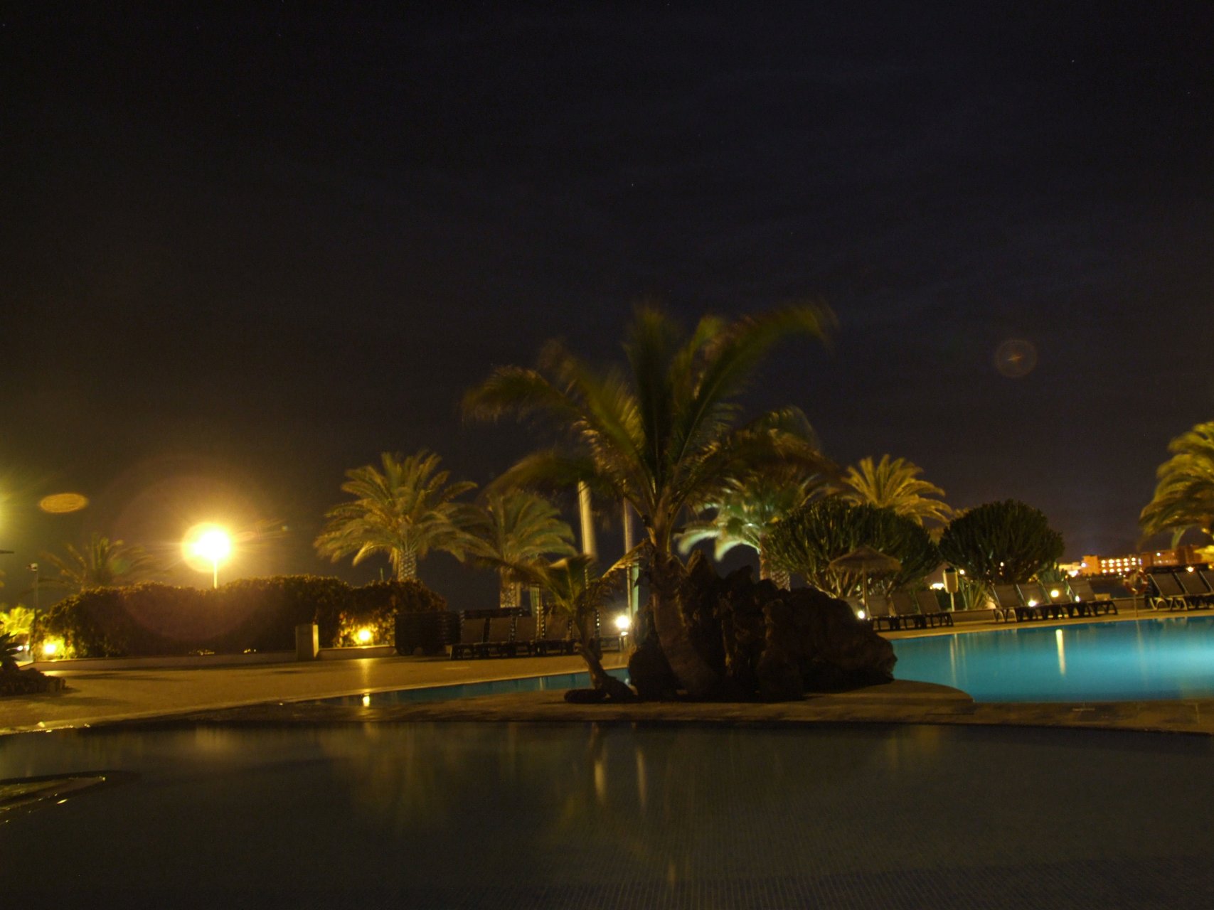 Wieczorem przy basenie