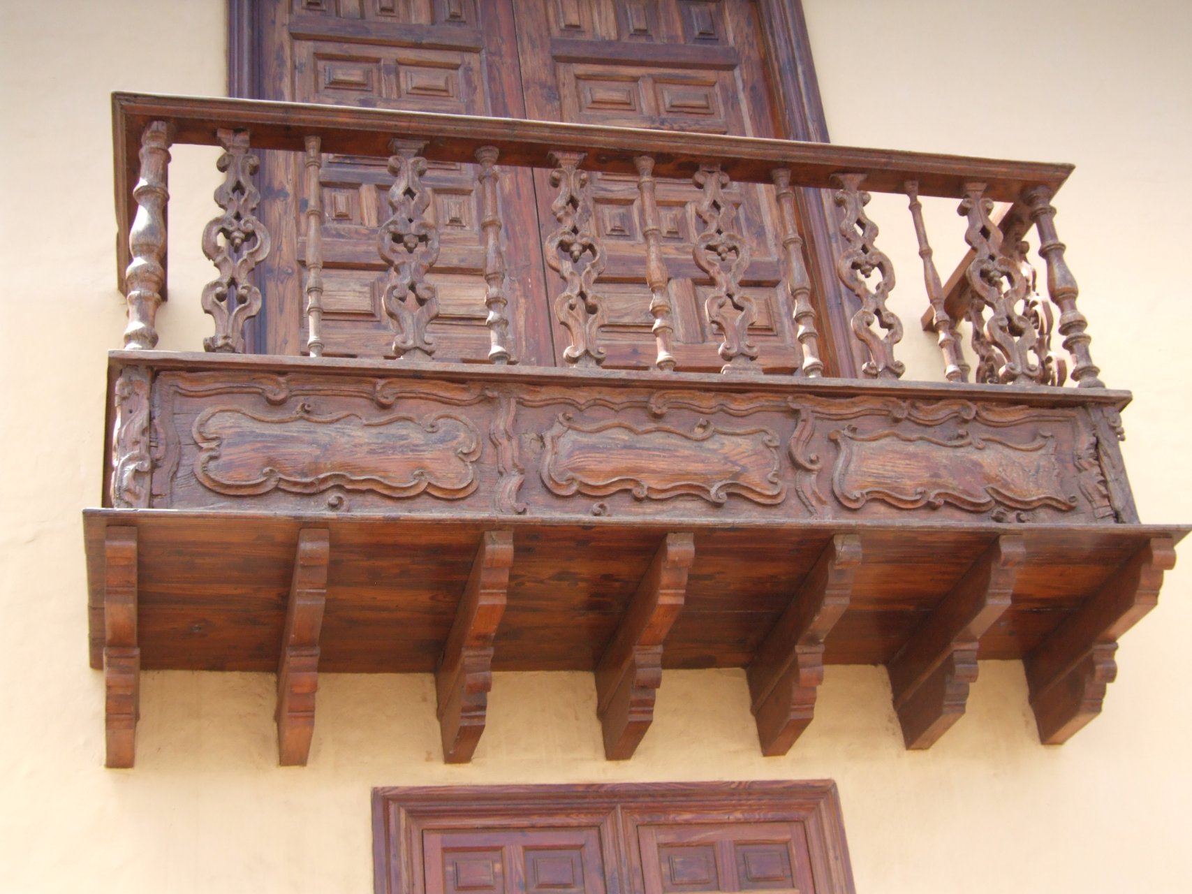Charakterystyczny drewniany balkon
