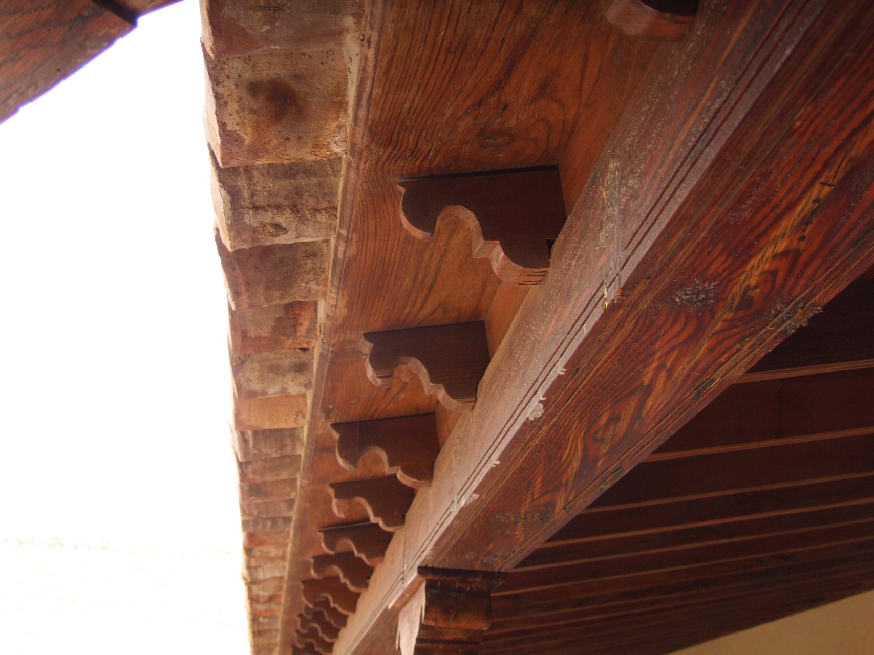 Drewniane zdobienia dachu w Casa de los Coroneles