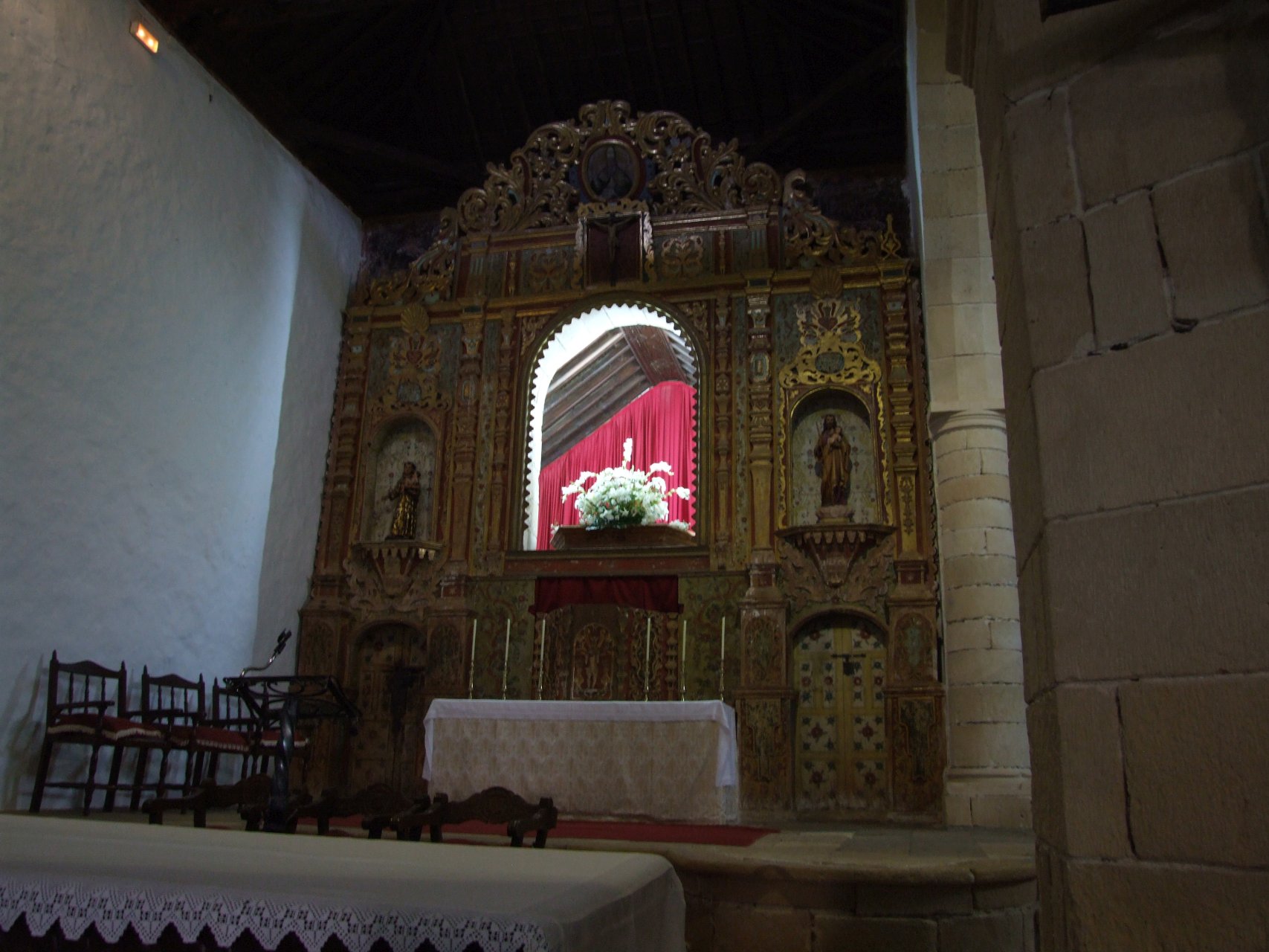 Ołtarz boczny w Iglesia de Virgen de la Regla