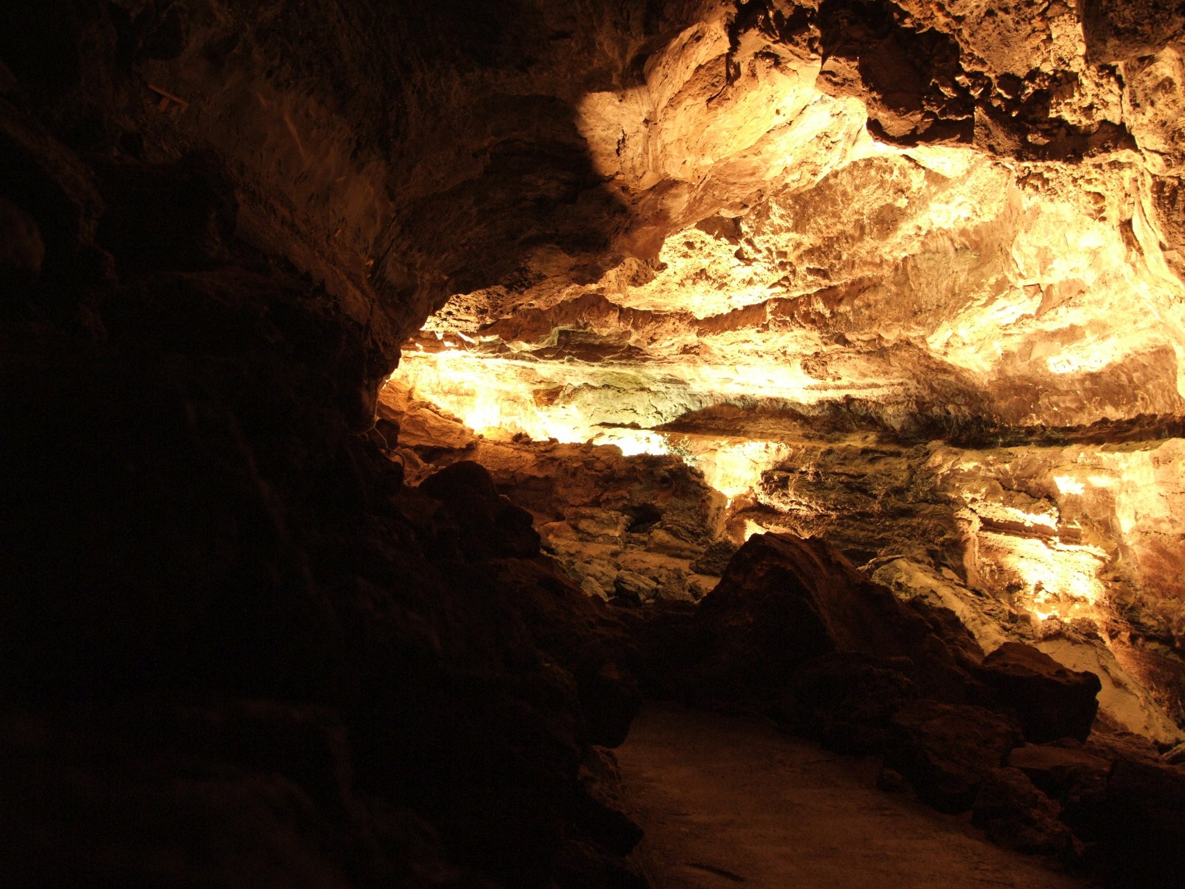 Iluminacje świetlne wewnątrz jaskini