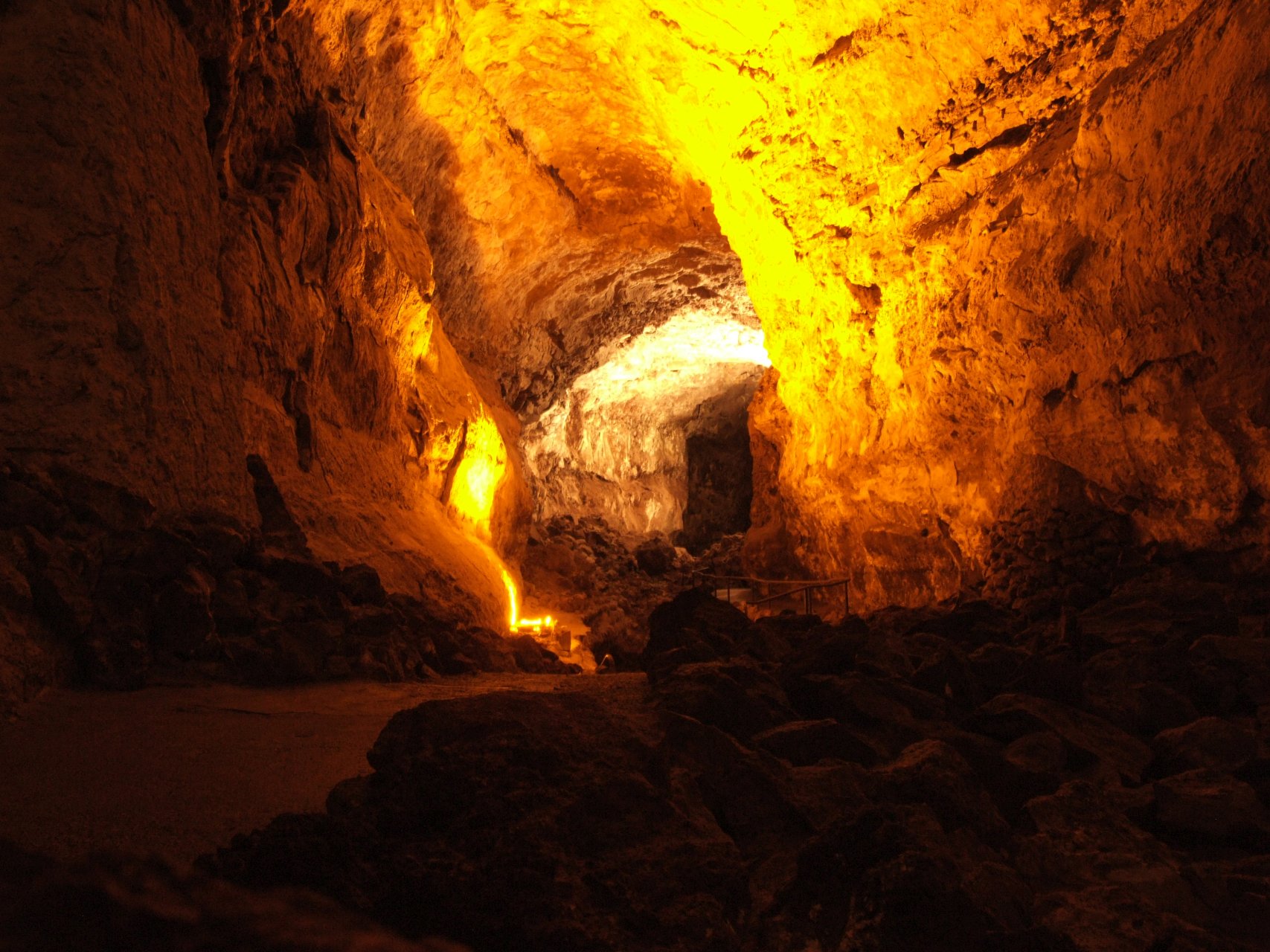 Iluminacje świetlne wewnątrz jaskini