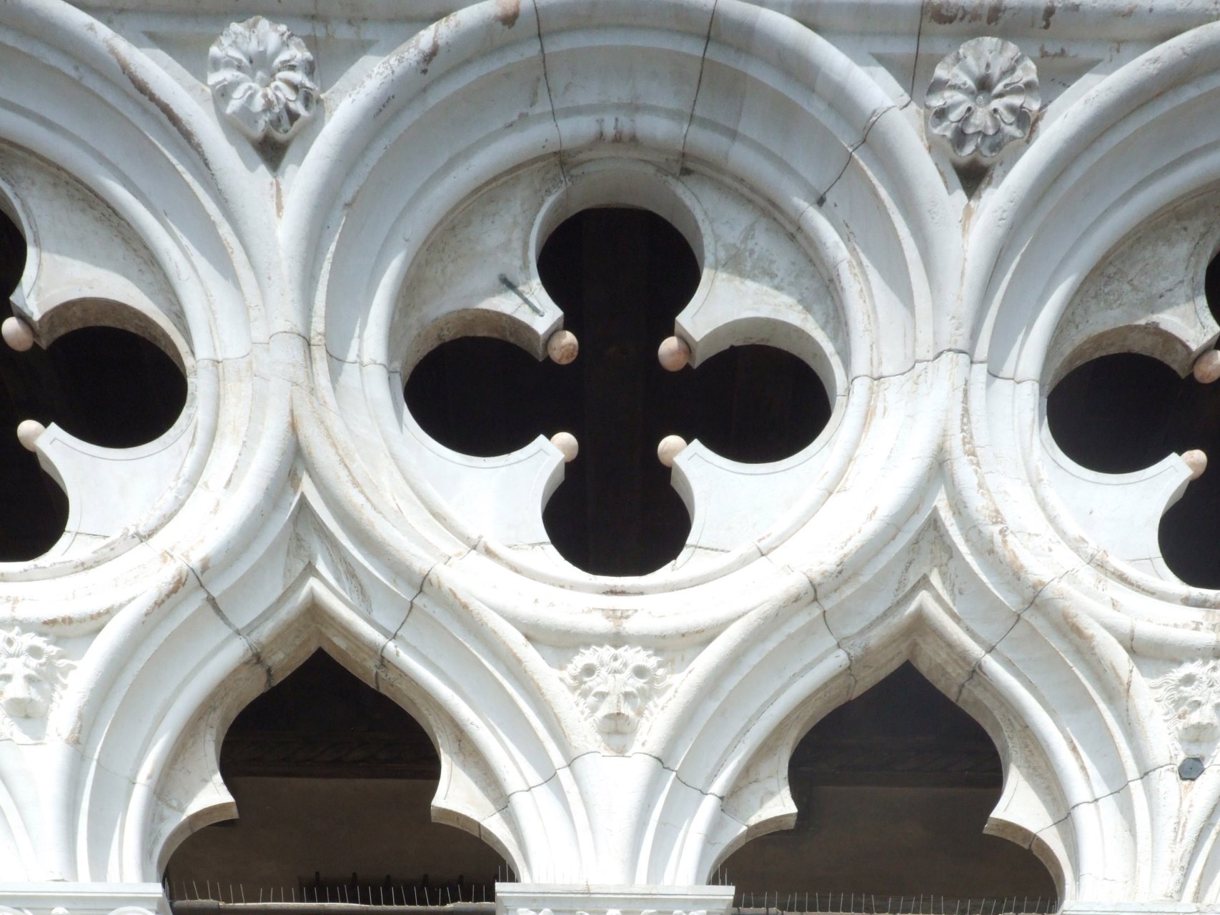Wytworne ornamenty zdobiące fasady Palazzo Ducale