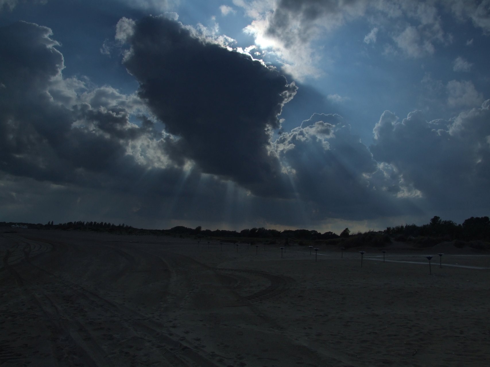 Groźne chmury nad plażą Ca’ Savio