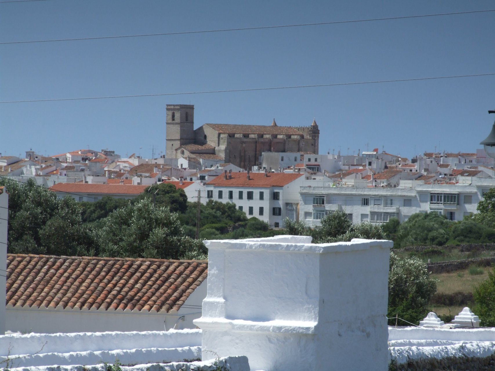 Widok na miasto z placu przed kaplicą Sant Pere Nou