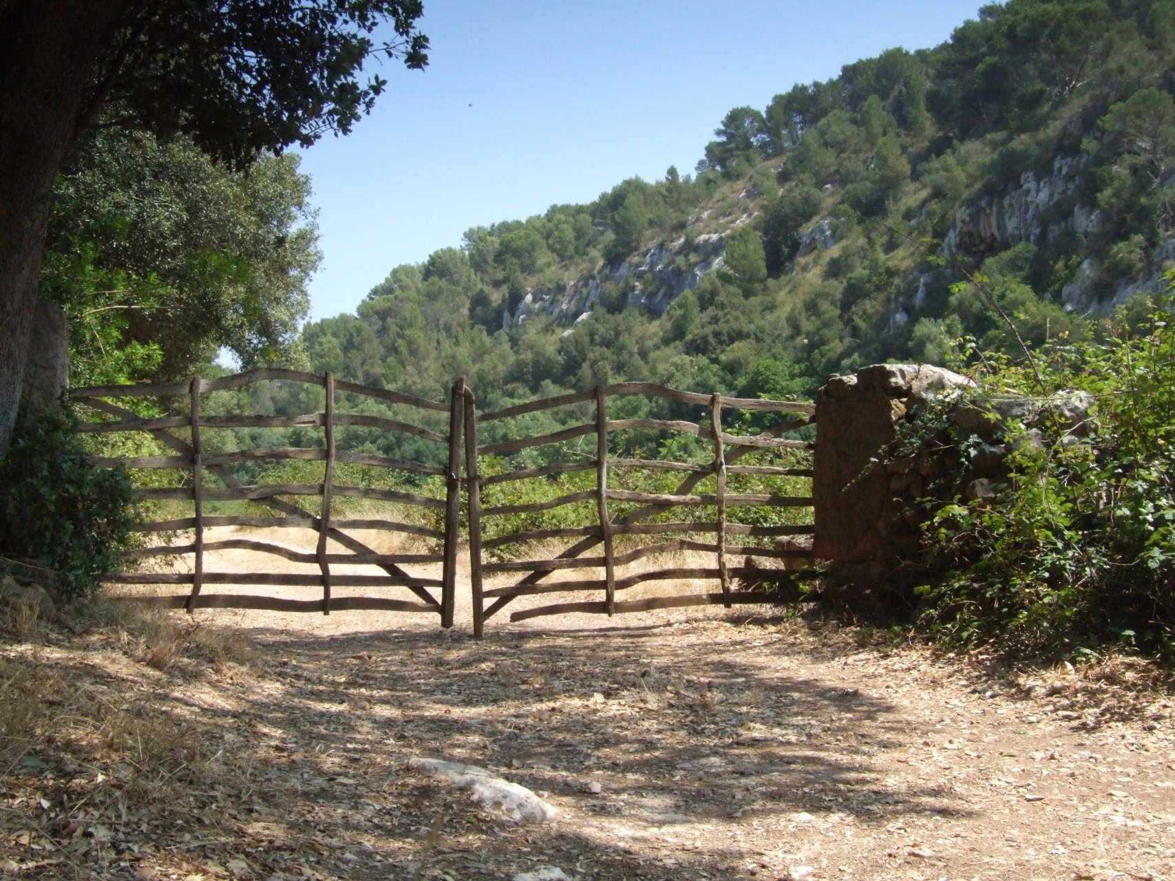 Jedna z wielu bram do sforsowania podczas wędrówki przez Barranc d'Algendar