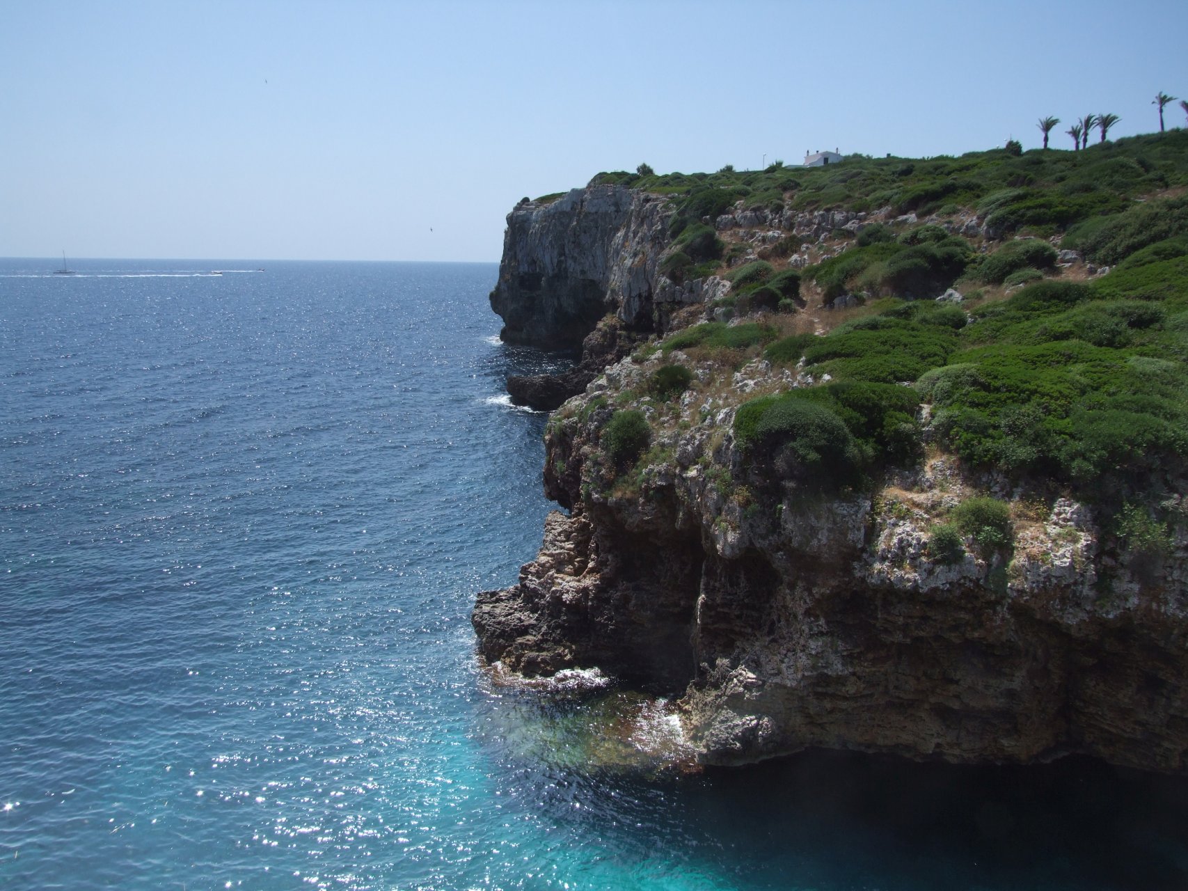 Skaliste wybrzeże Minorki w okolicach miasteczka S’Algar