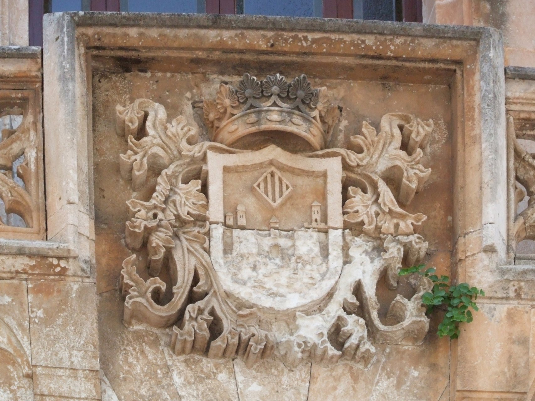 Herb miasta - płaskorzeźba na ścianie ratusza
