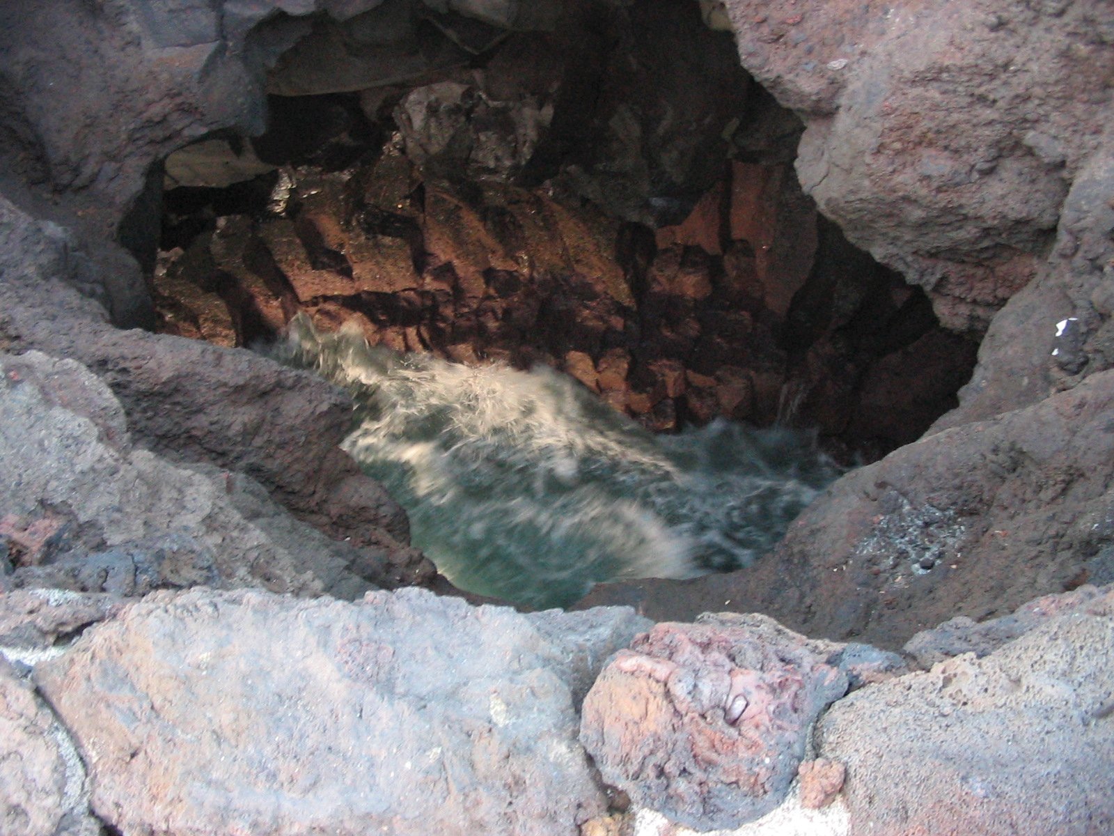 Woda rozbijająca się o skały Los Hervideros