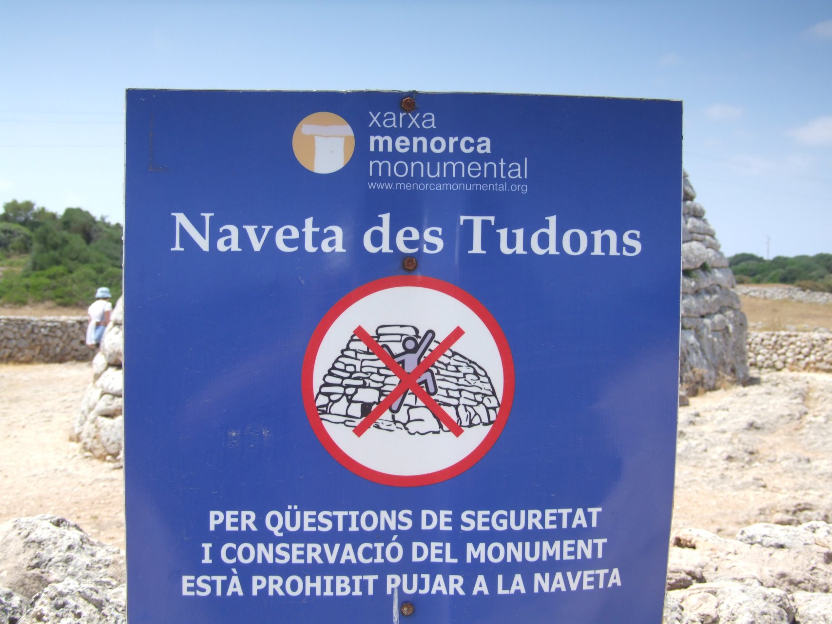 Tablica informacyjna przed Naveta des Tudons