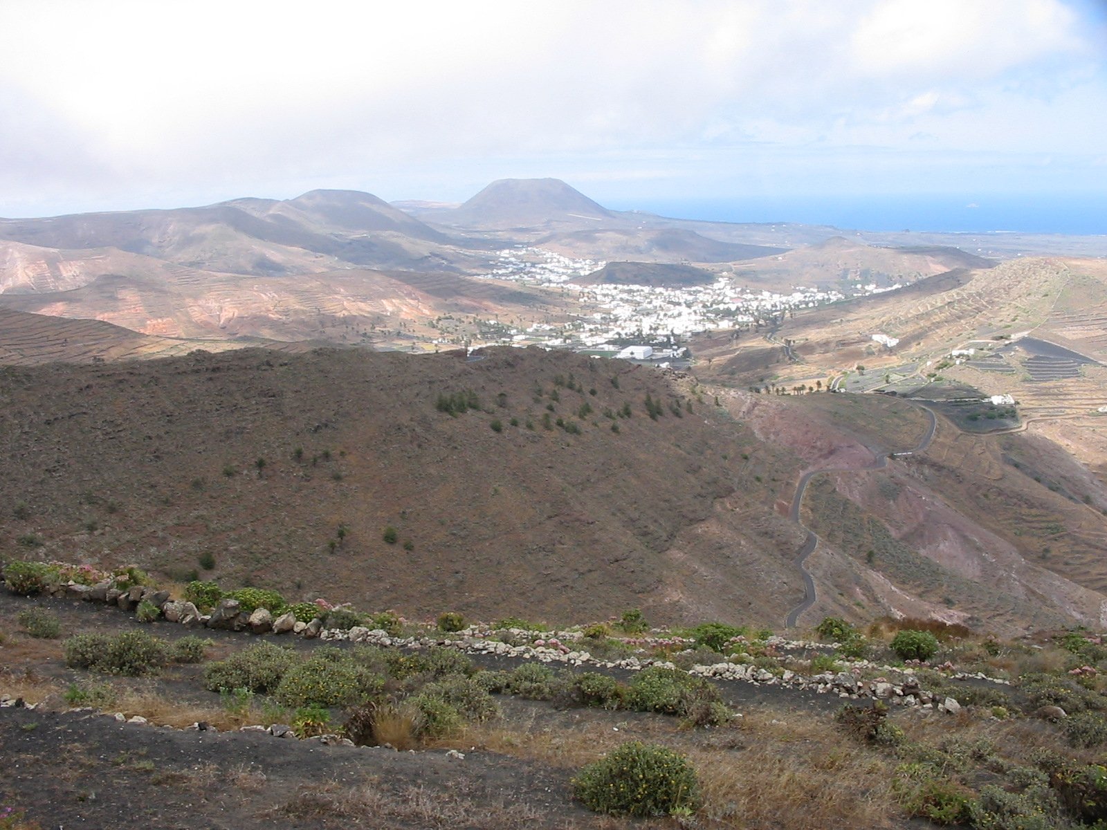 Widok na miasto Haría (w tle wulkan La Corona)