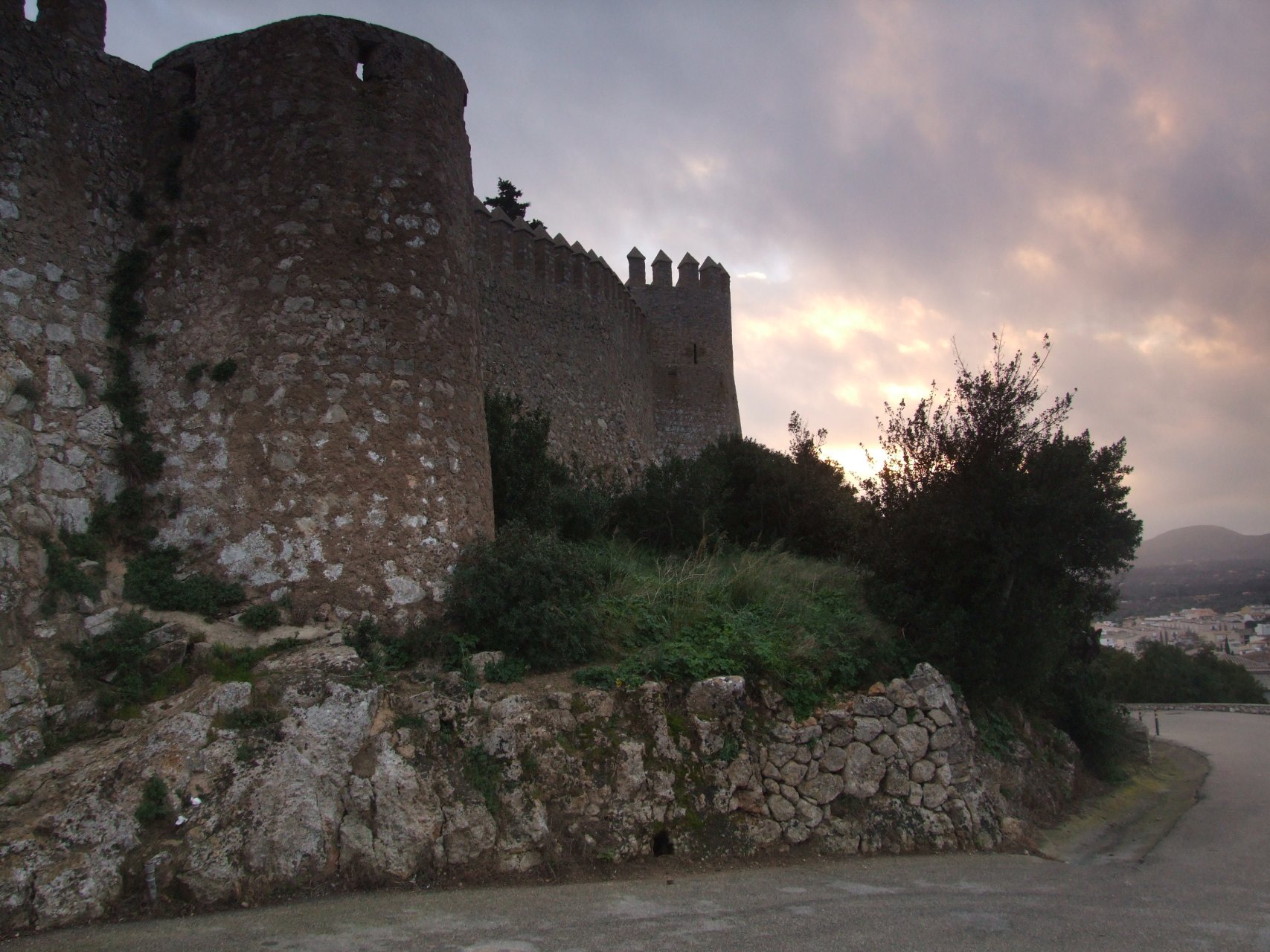 Zamek Calvario w promieniach zachodzącego słońca