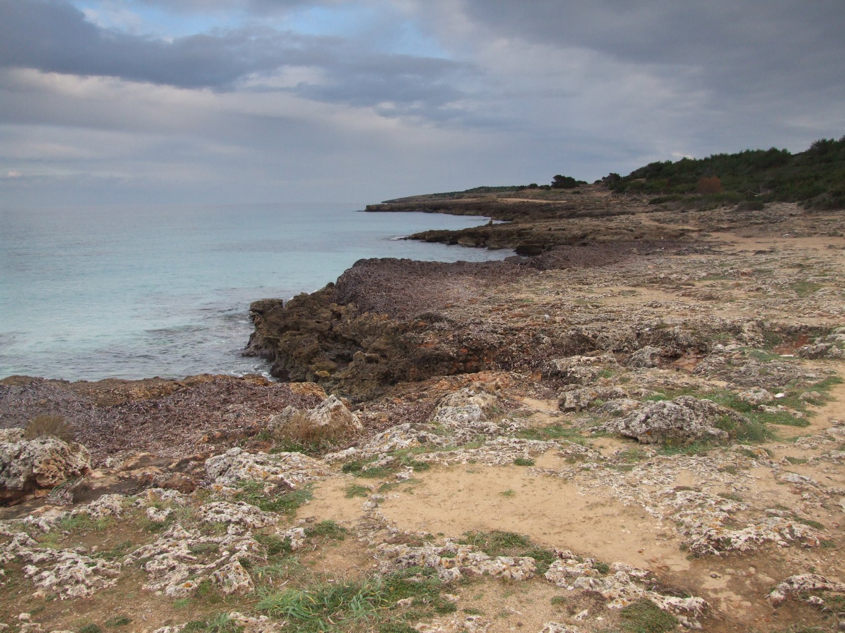 Skaliste wybrzeże w pobliżu półwyspu Punta de N'Amer