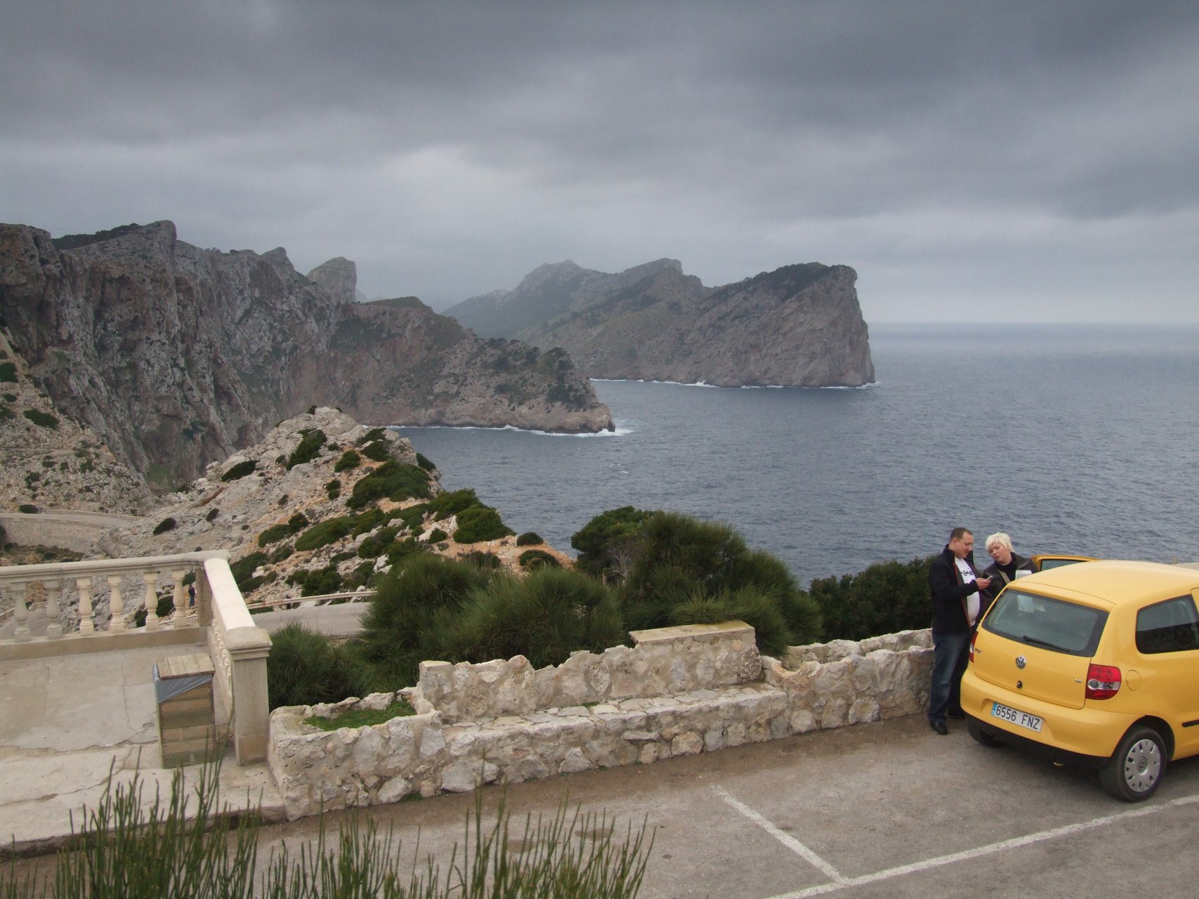 Widok z Cap de Formentor na zatokę Cala Figuera i przylądek Cap de Catalunia