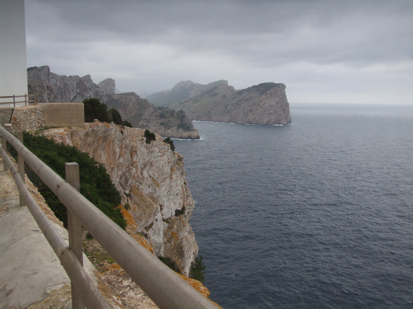 Widok z Cap de Formentor na zatoką Cala Figuera i przylądek Cap de Catalunia