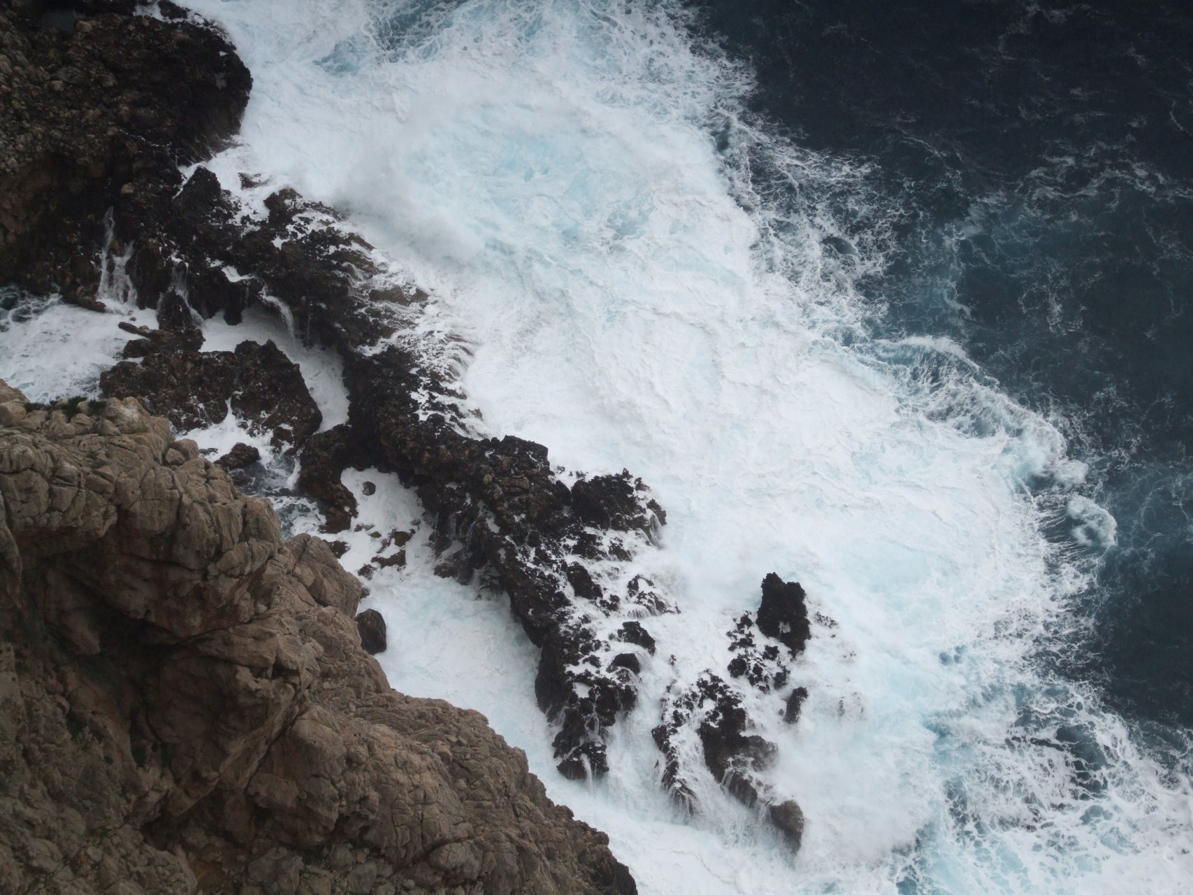 Spienione fale morskie rozbijające się o urwiska Cap de Formentor