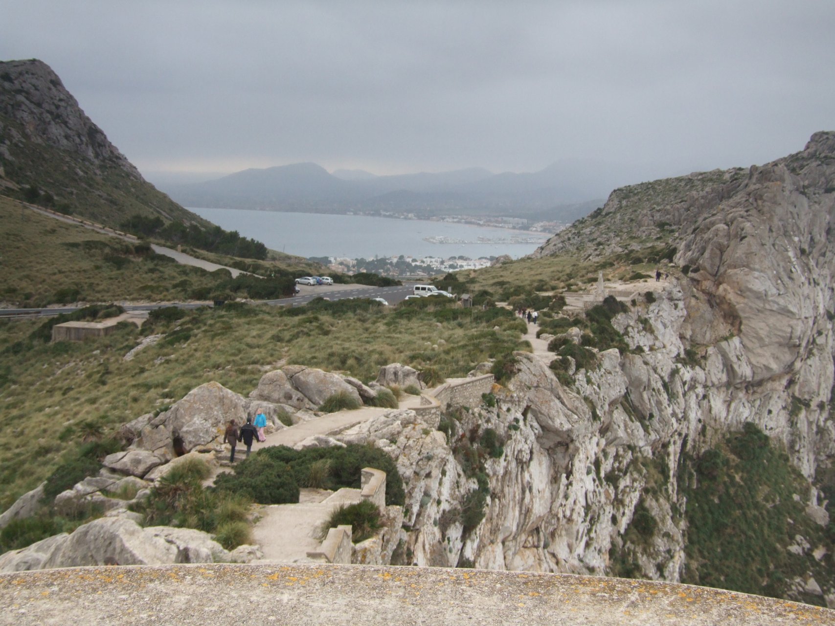 Widok w kierunku południowym, w tle zatoka Badia de Pollença
