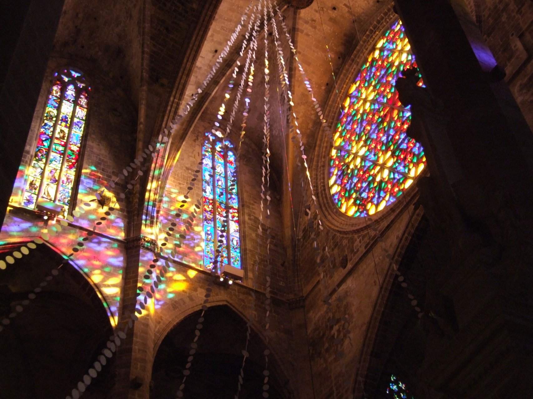 Ogromne witraże zdobiące okna w katedrze La Seu