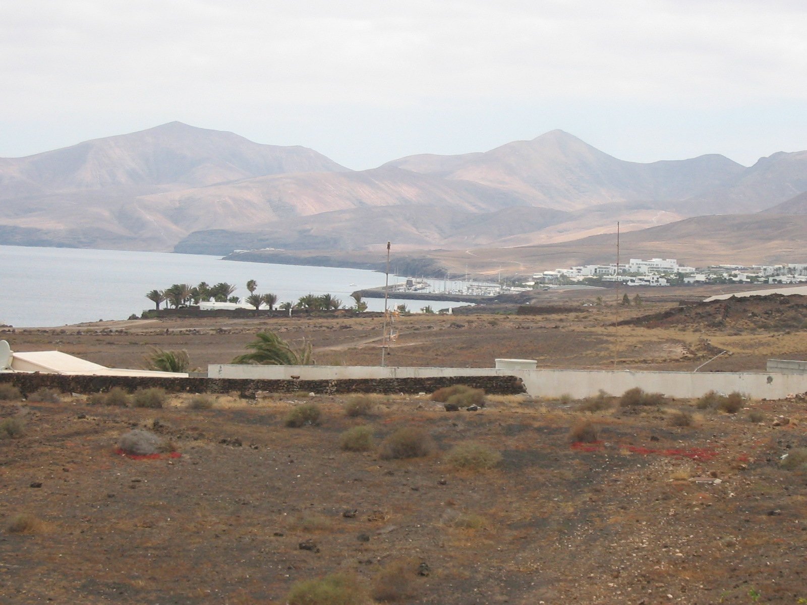 Widok na Los Ajaches, na pierwszym planie Puerto Calero