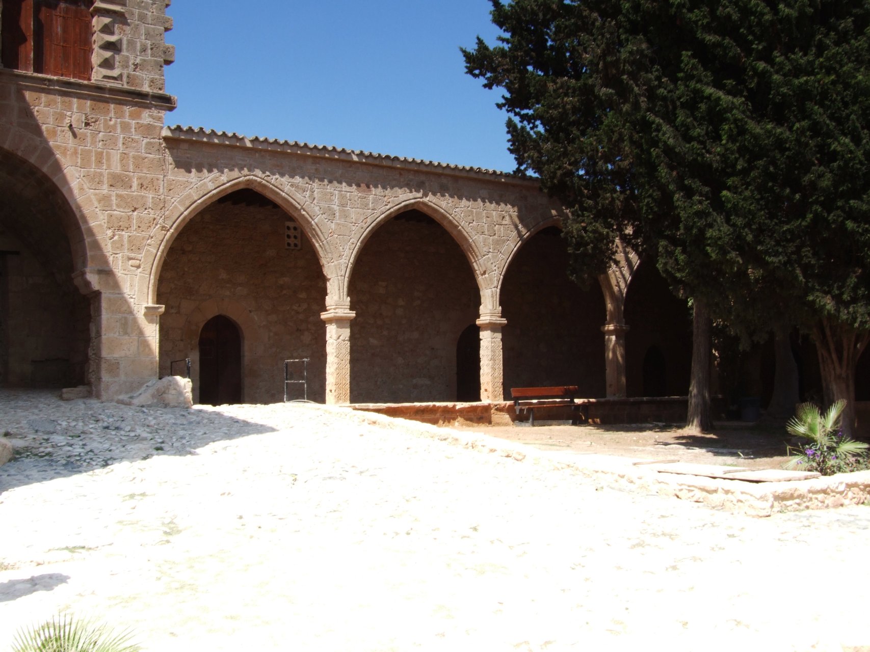 Dziedziniec klasztoru w Agía Nápa
