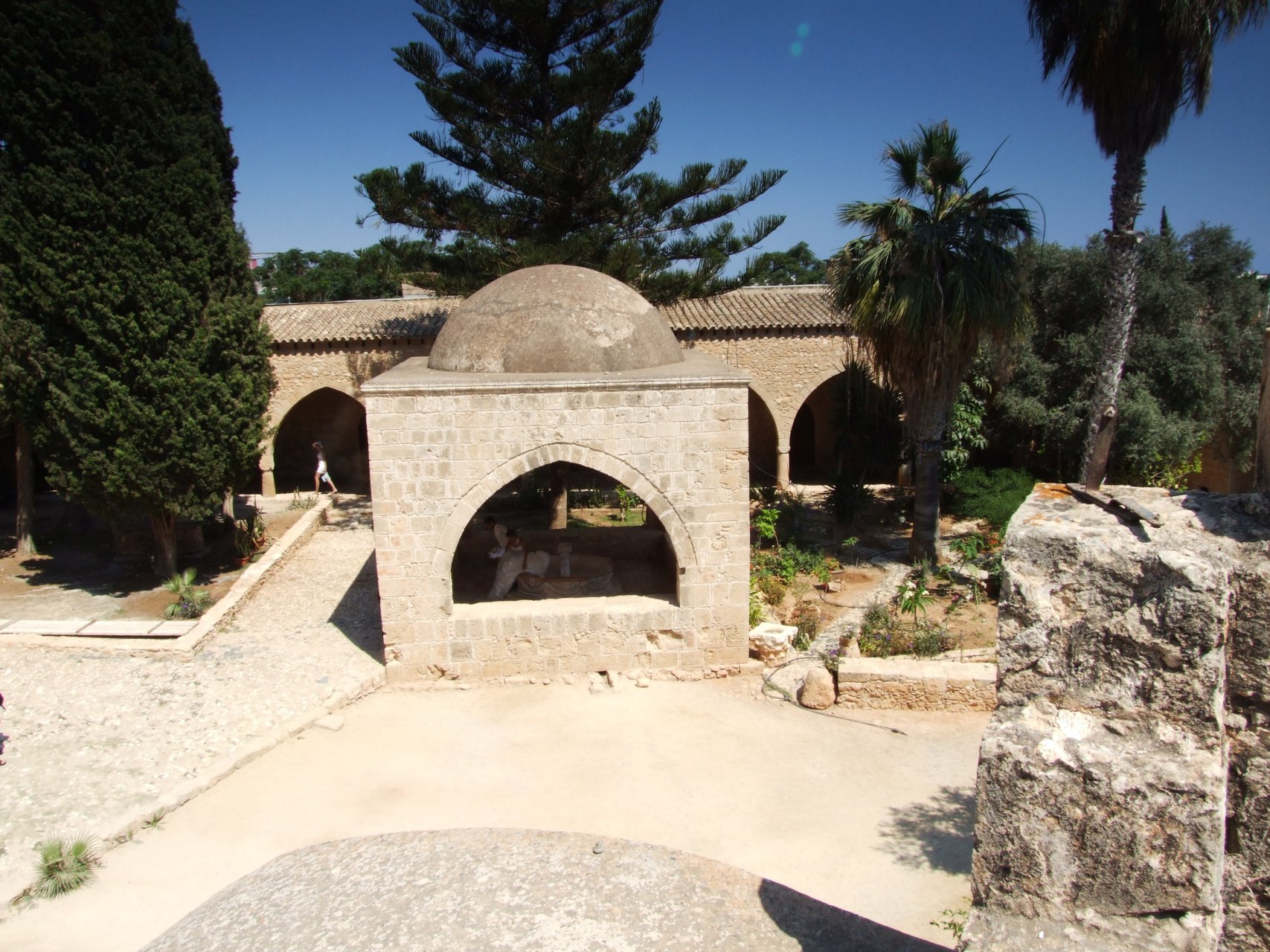 Fontanna na dziedzińcu klasztoru w Agía Nápa