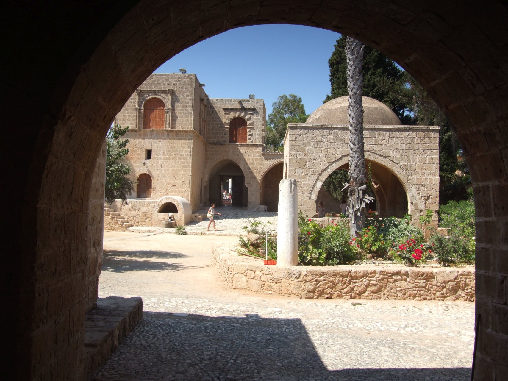Dziedziniec i fontanna klasztoru w Agía Nápa